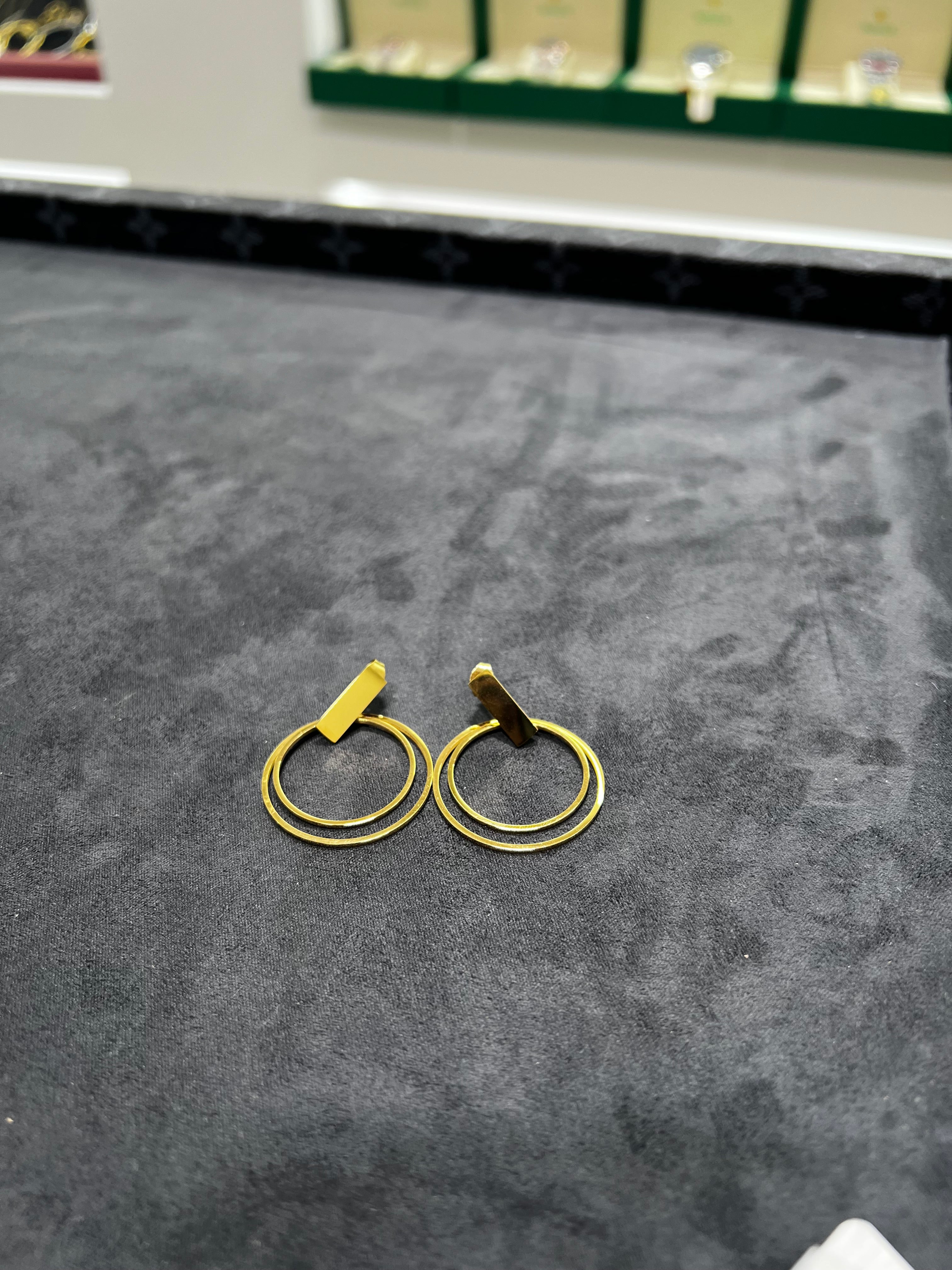 اقراط اذن الحلقات المتعدده