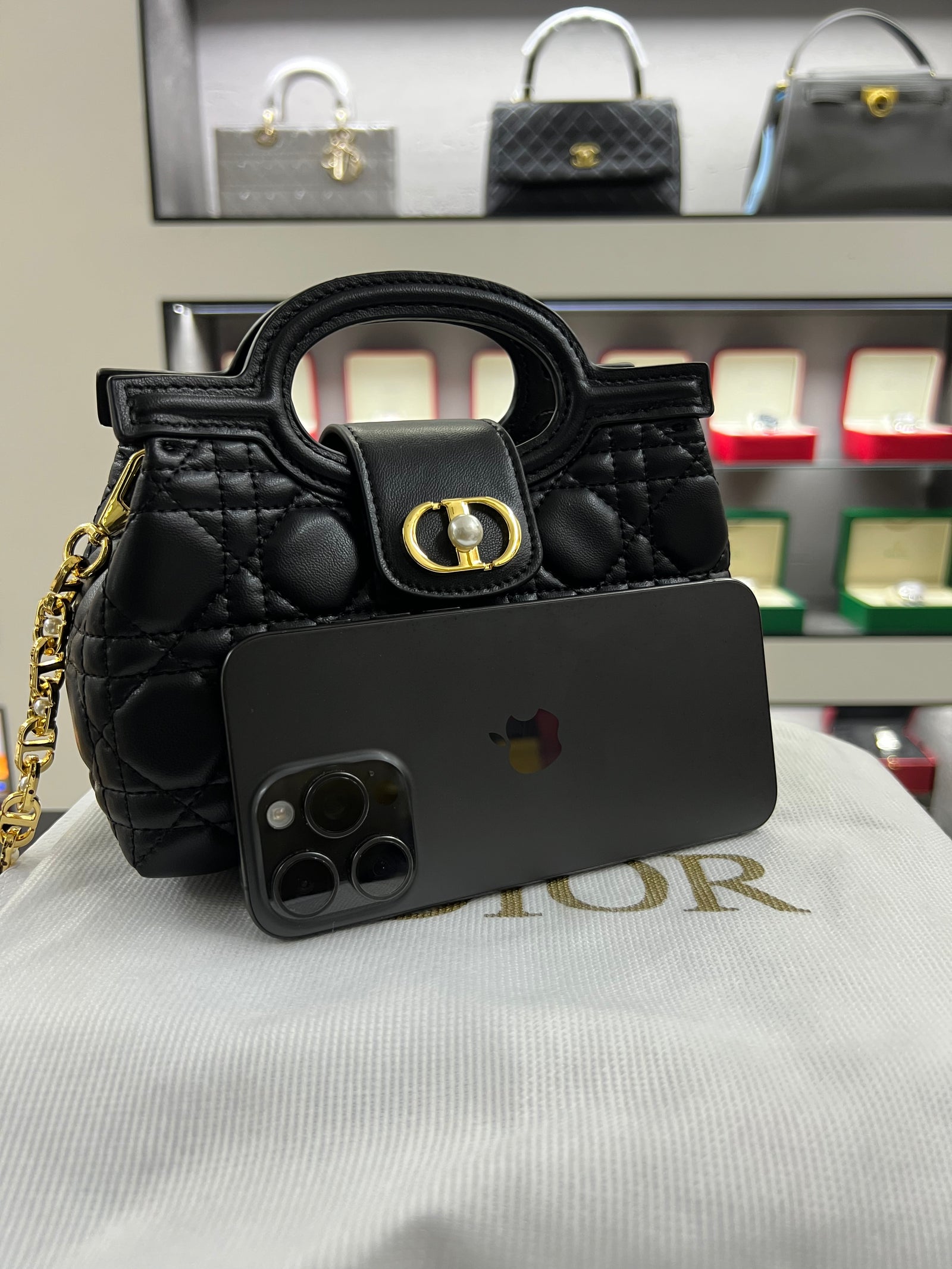 حقيبة كارو ميني بمقبض دائري – أسود كاناج
Caro Mini Ring-Handle Bag – Black Cannage