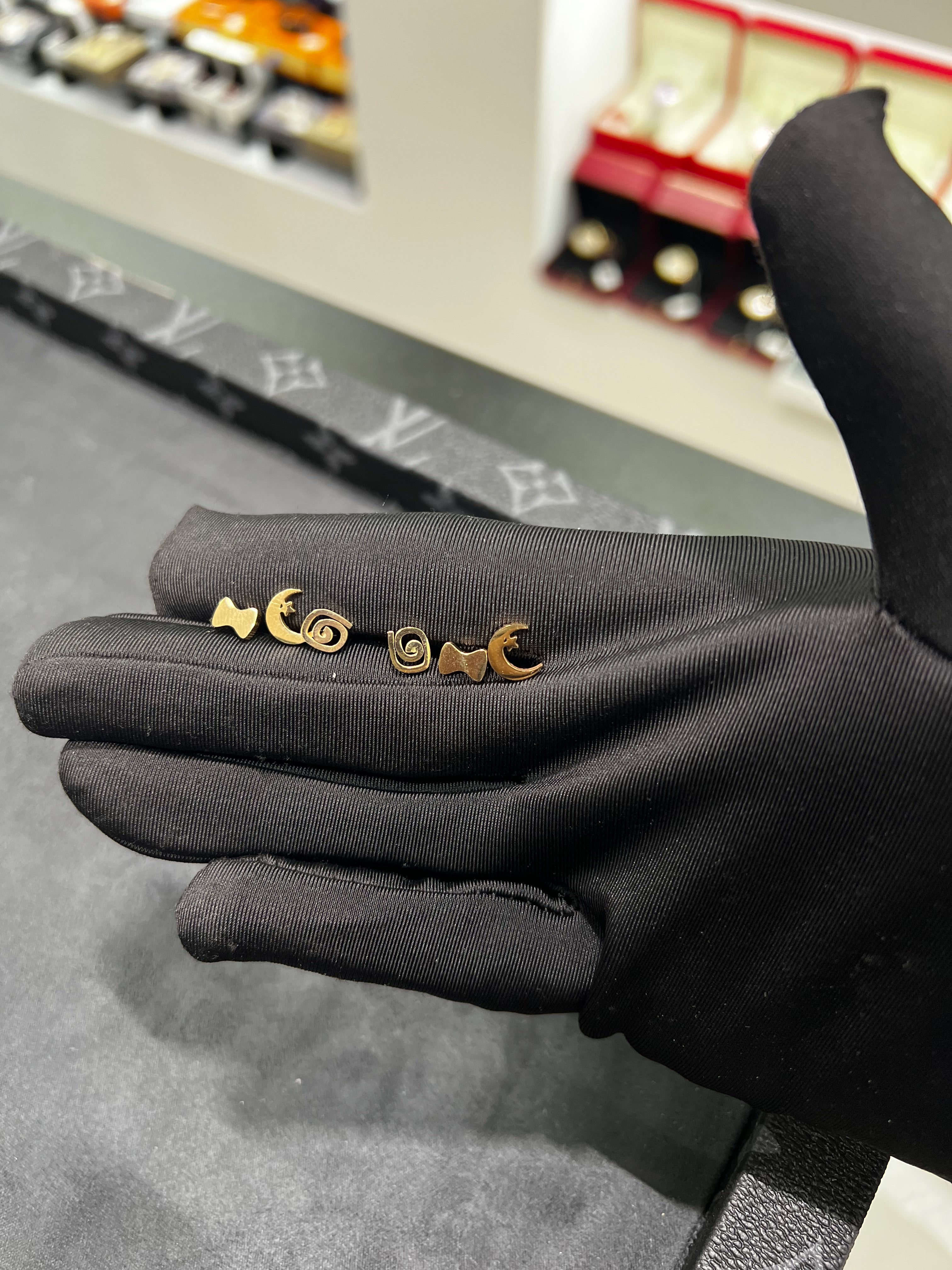 أقراط التلاثيات الهلال