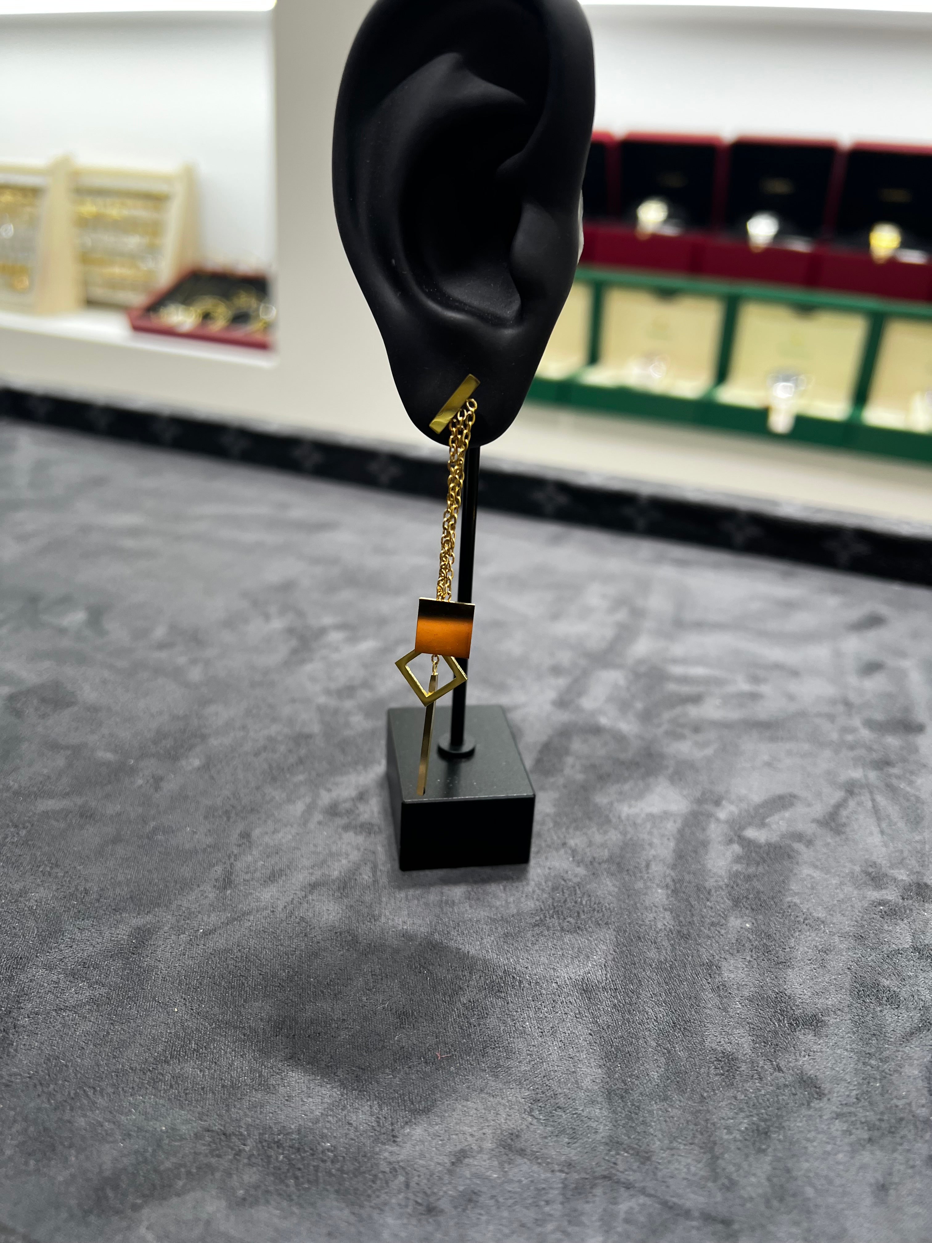 اقراط اذن المربعات