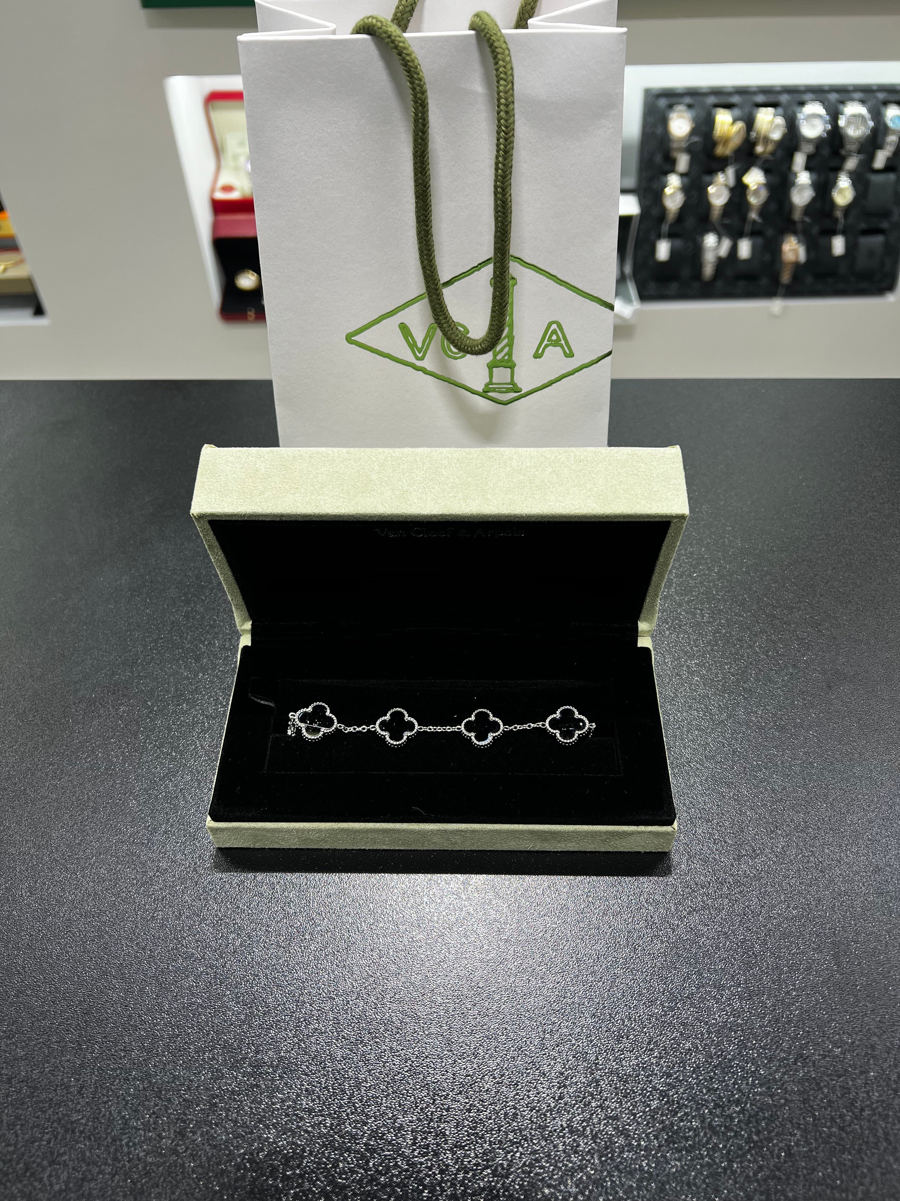 لامبرا فضي عقيق اسود لامع