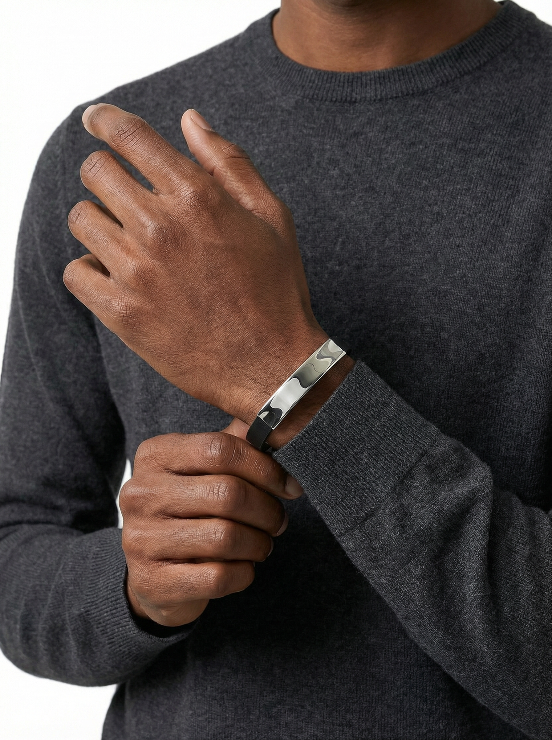 سوار جلد الاسم فضي