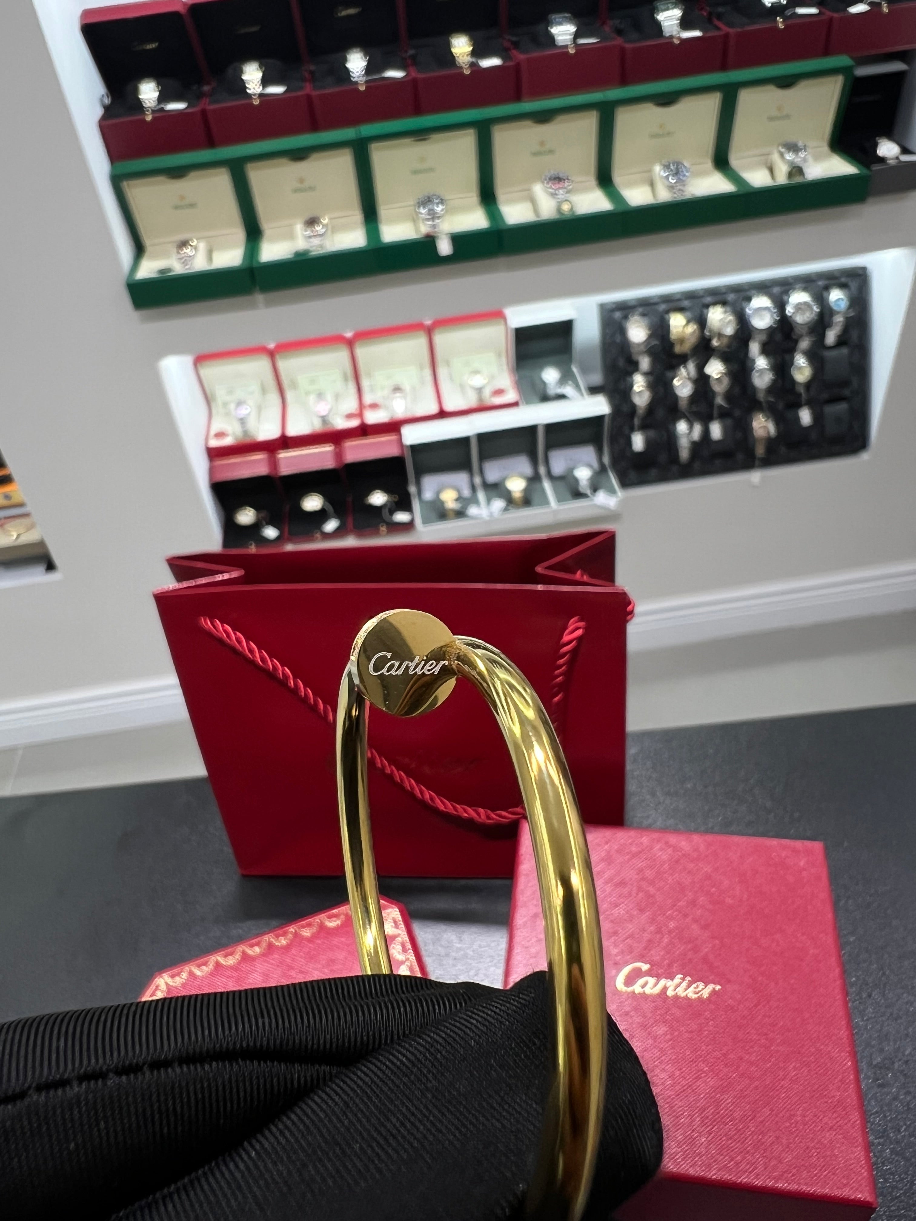 سوار جوست آن كلو ذهبي كبير الحجم