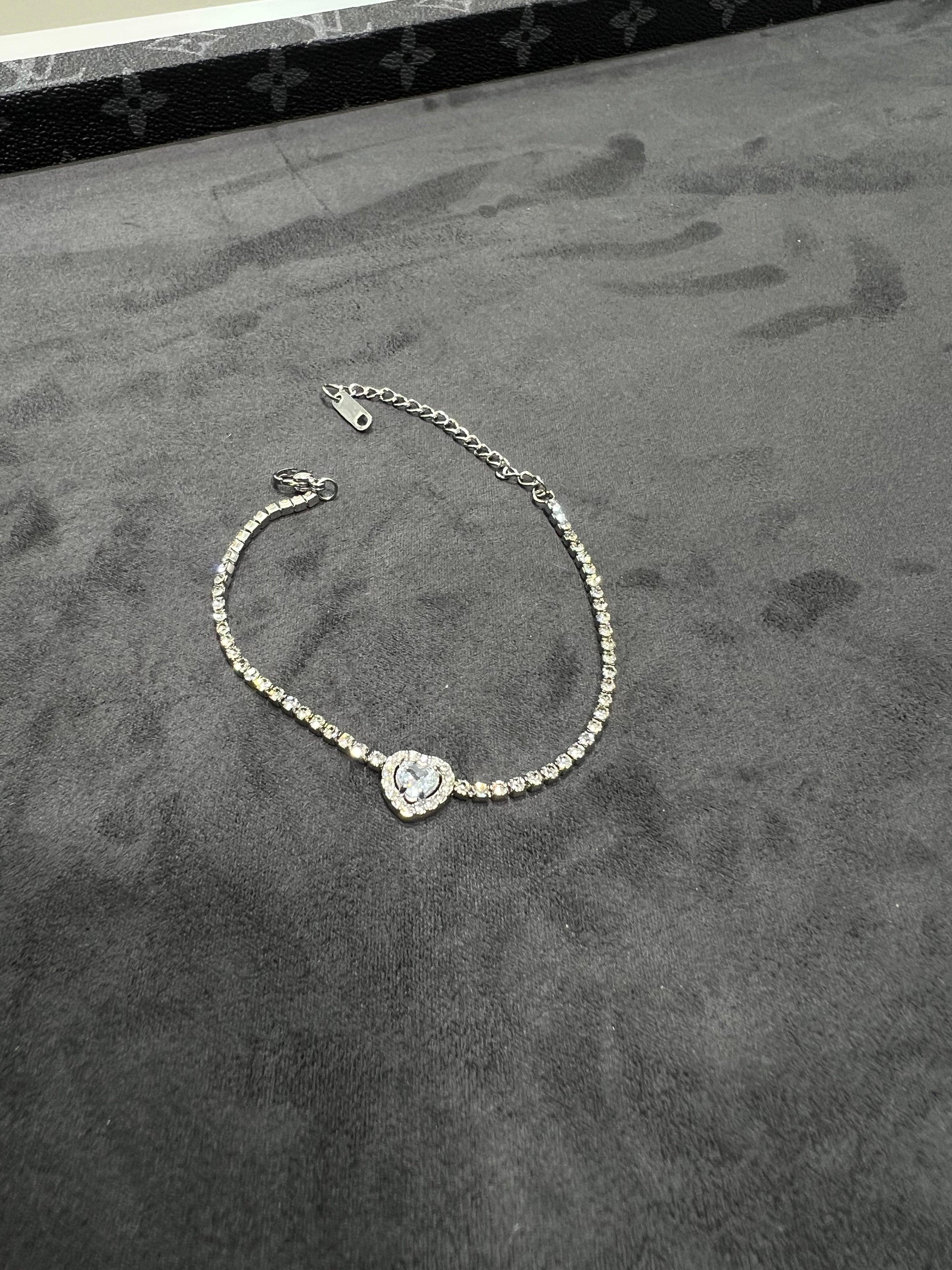 انسيال باندورا القلب الابيض