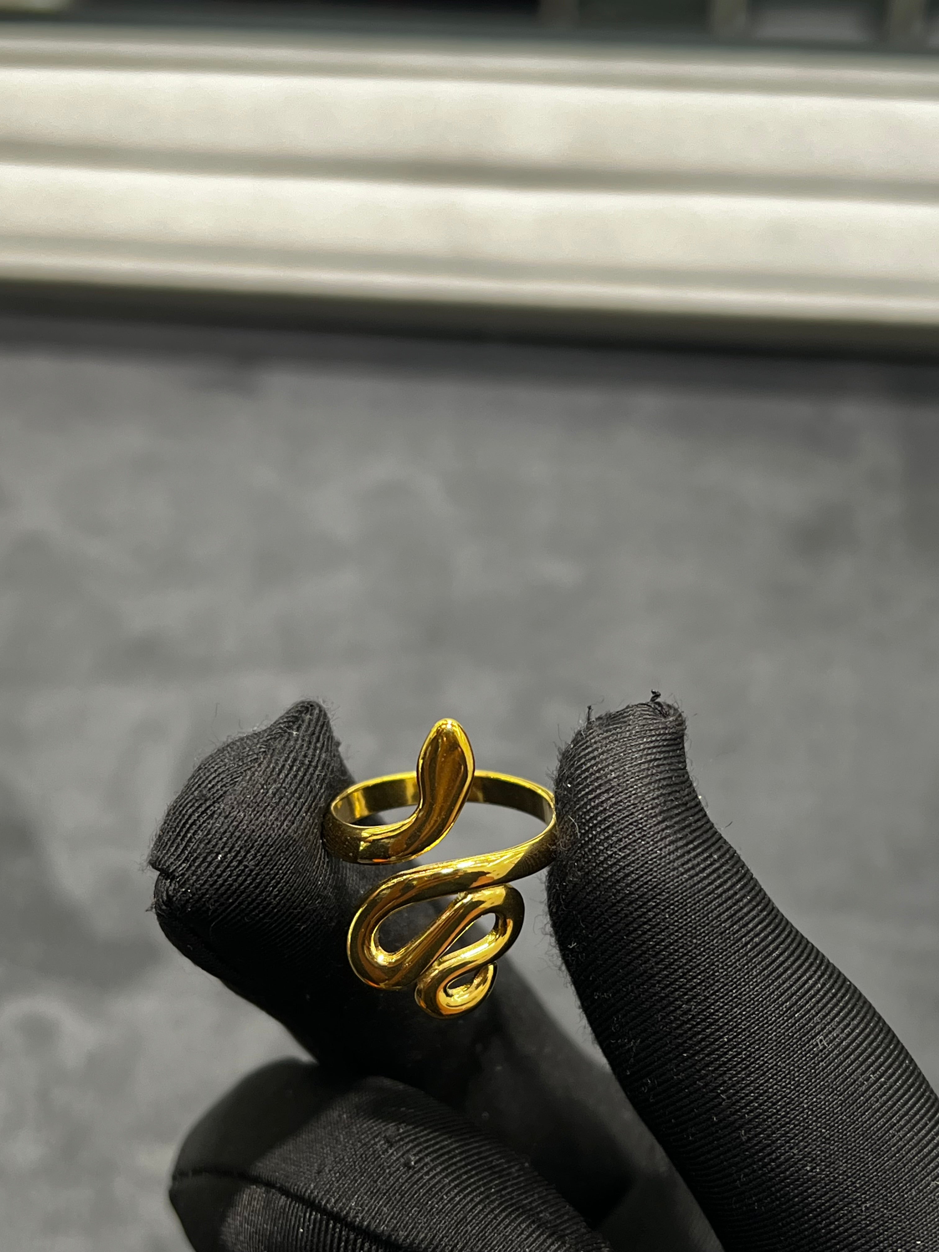 خاتم الافعى الذهبيه