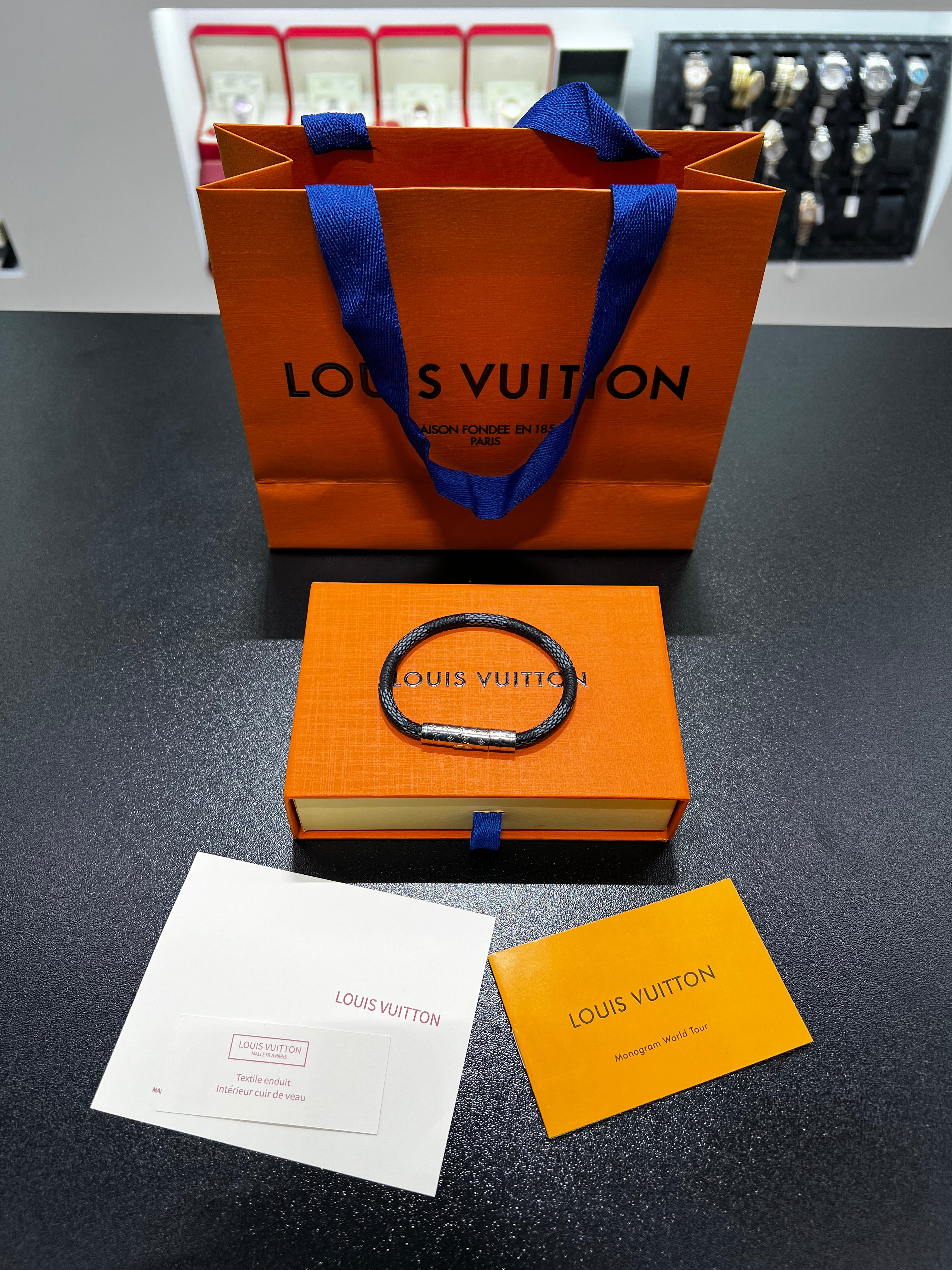 سوار جلد LV ازرق و اسود مقاس 19