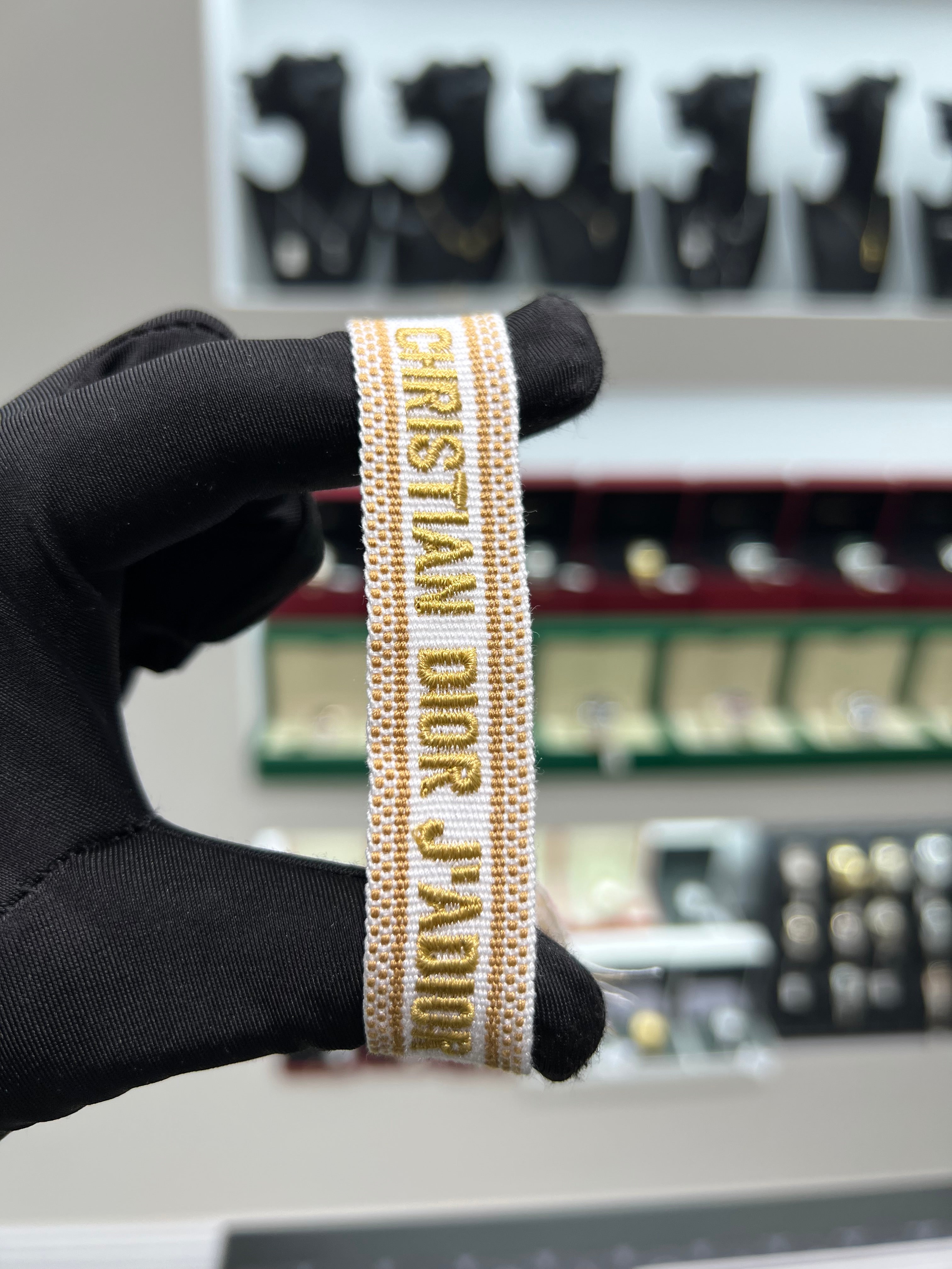 ديور قماش ابيض