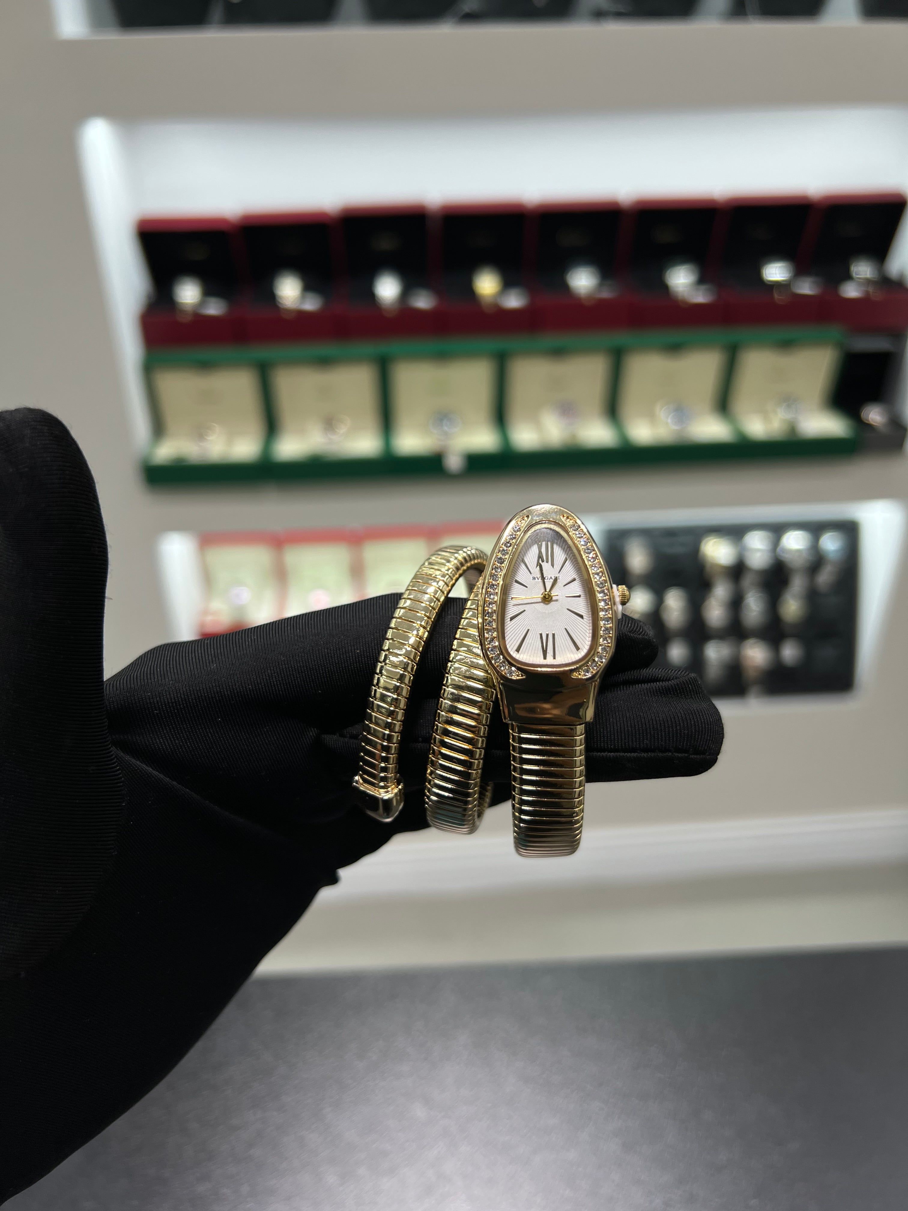 Serpenti watch in gold من دون علبه)