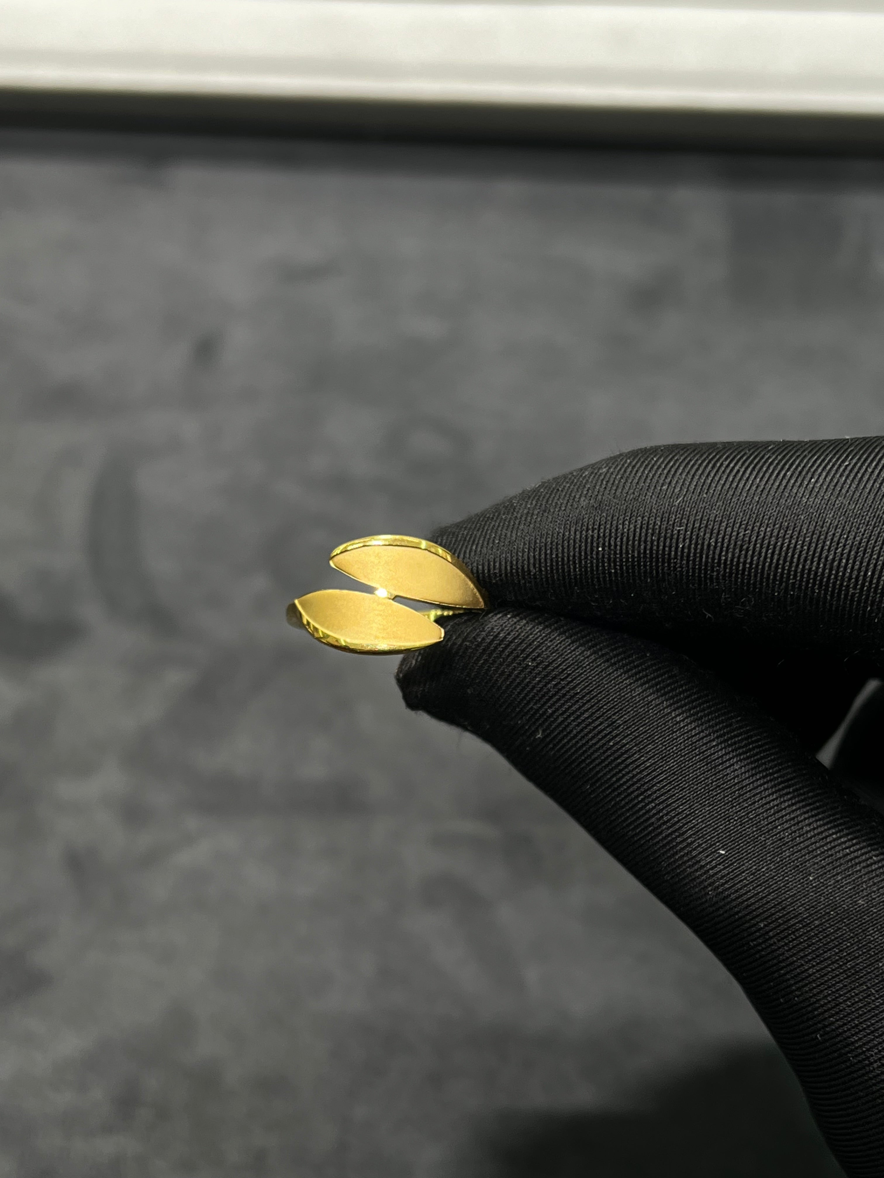 خاتم ورقتين الذهبيتين