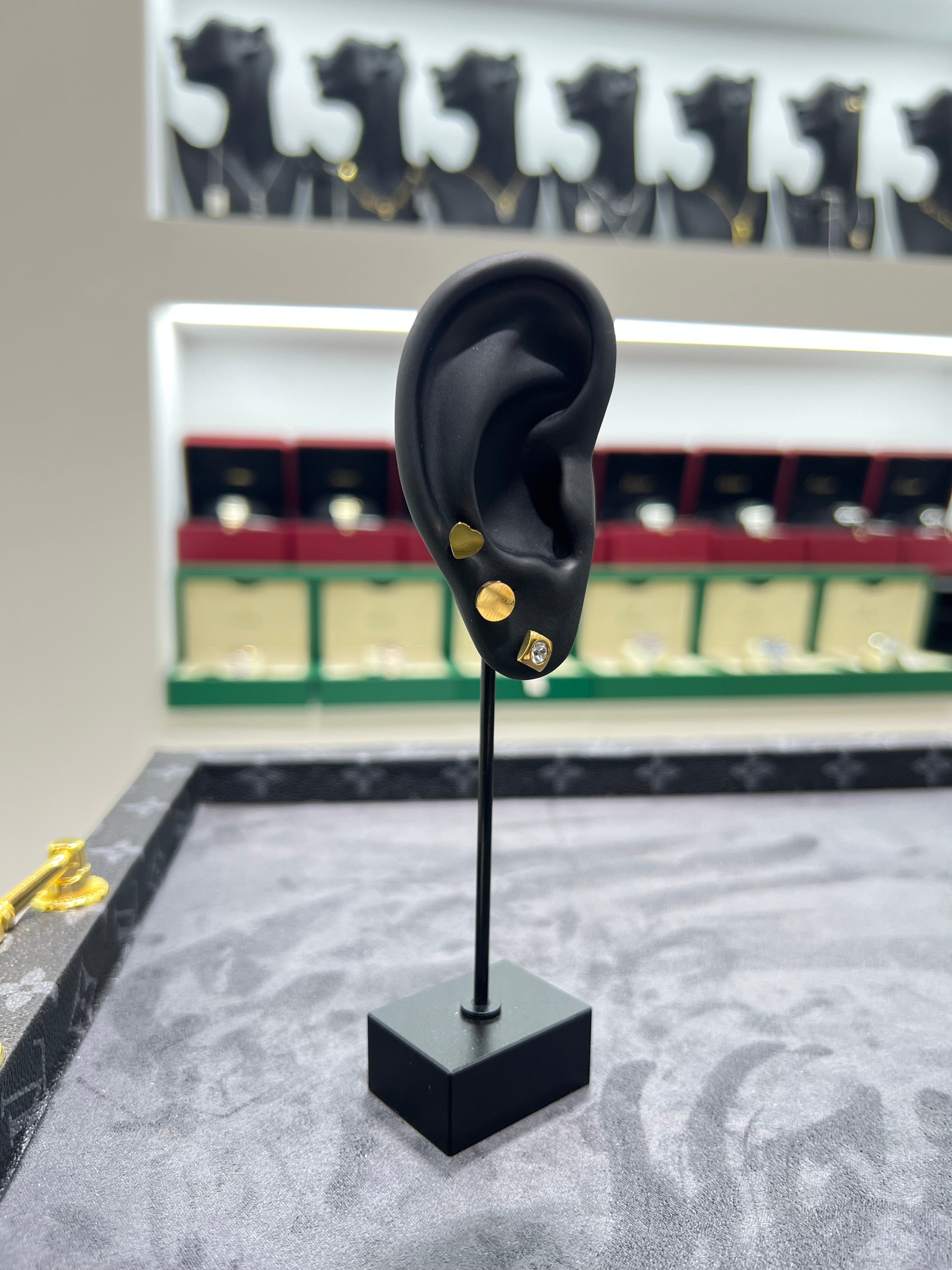 أقراط أذن التلاثيات القلب