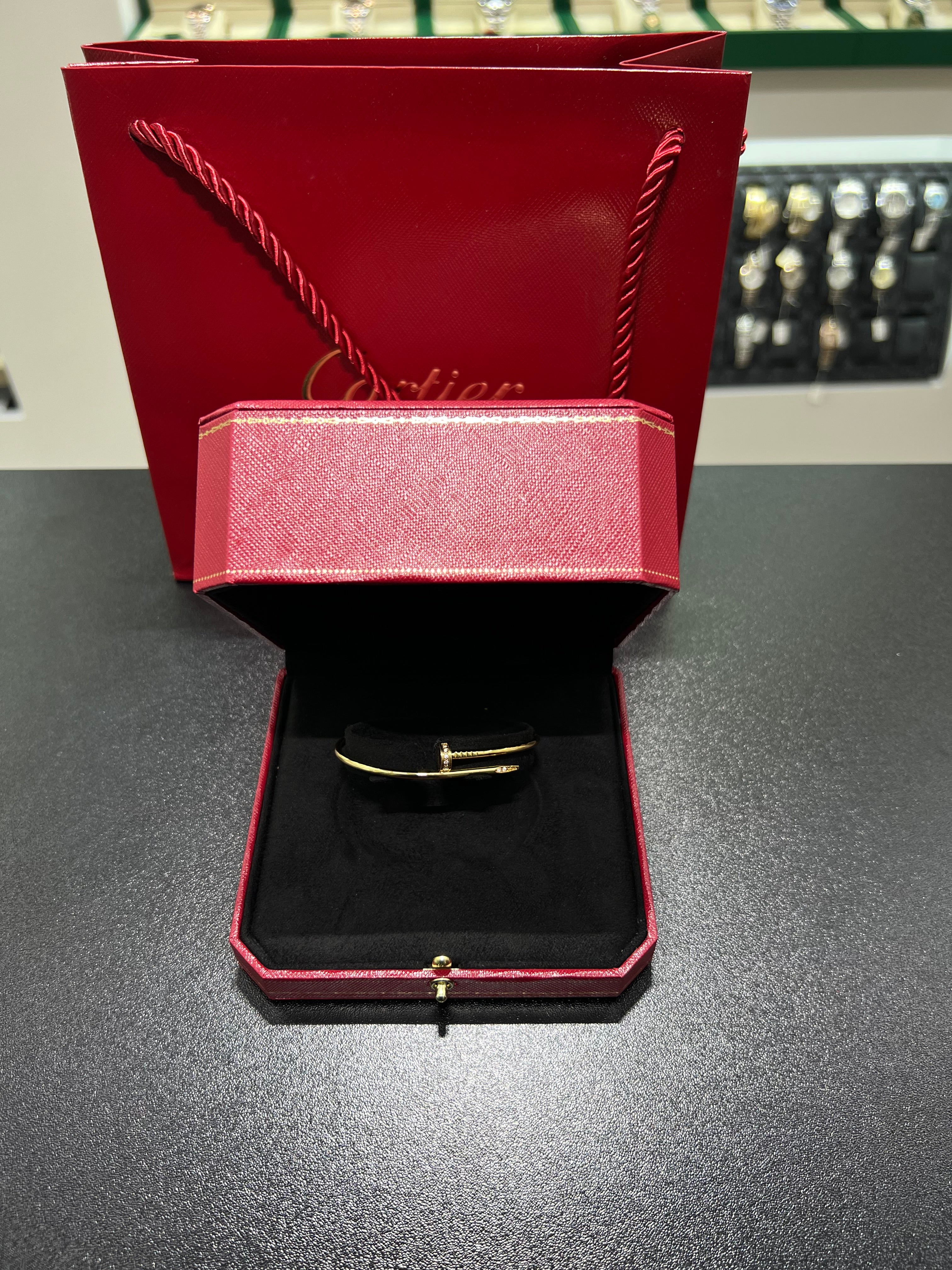 سوار جوست آن كلو ذهبي صغير الحجم