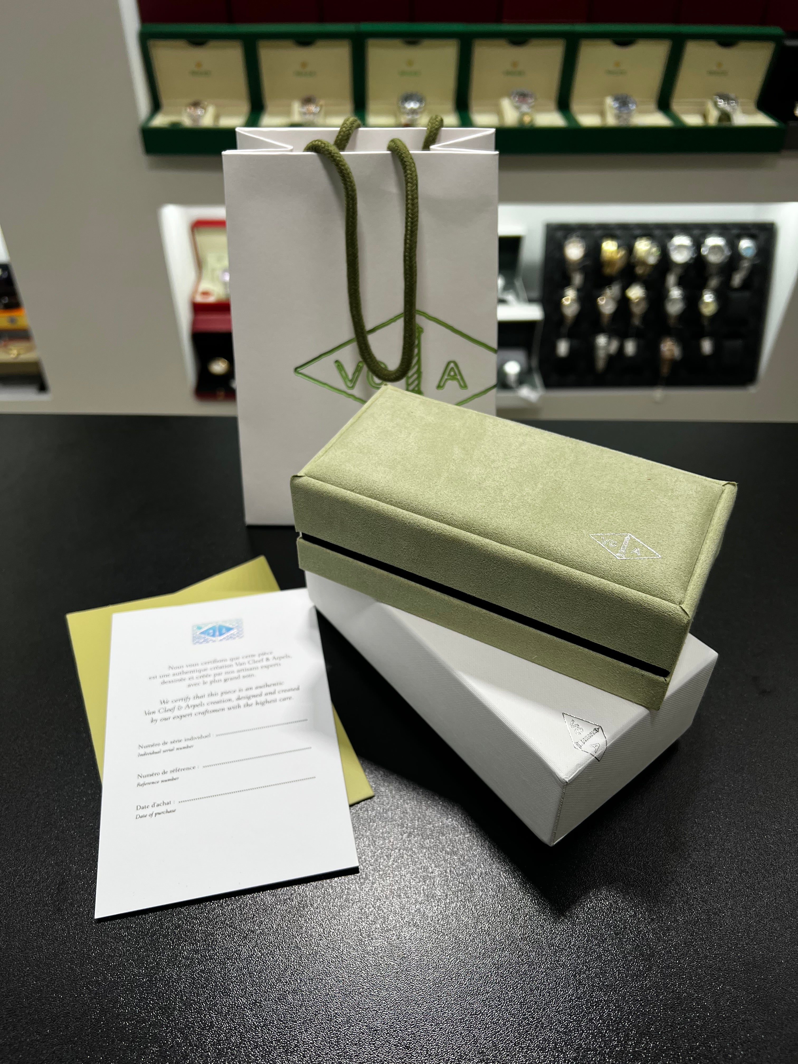 فان كلييف لامبرا ذهبي اطار فضي مرصع