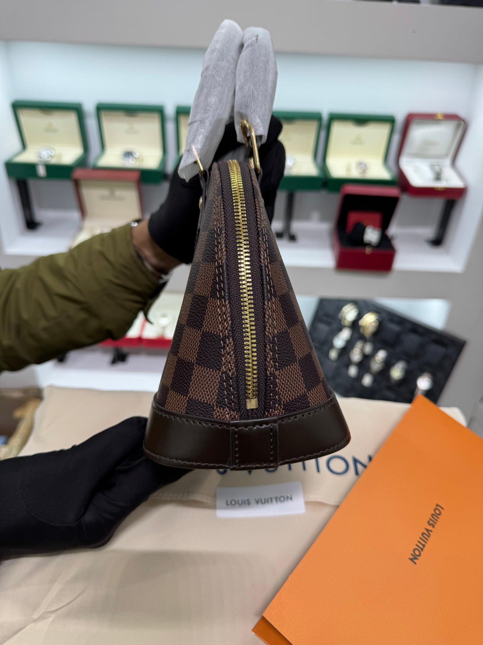 حقيبة الما BB – داميي إيبان بشكل القبة
Alma BB – Damier Ébène Dome Bag