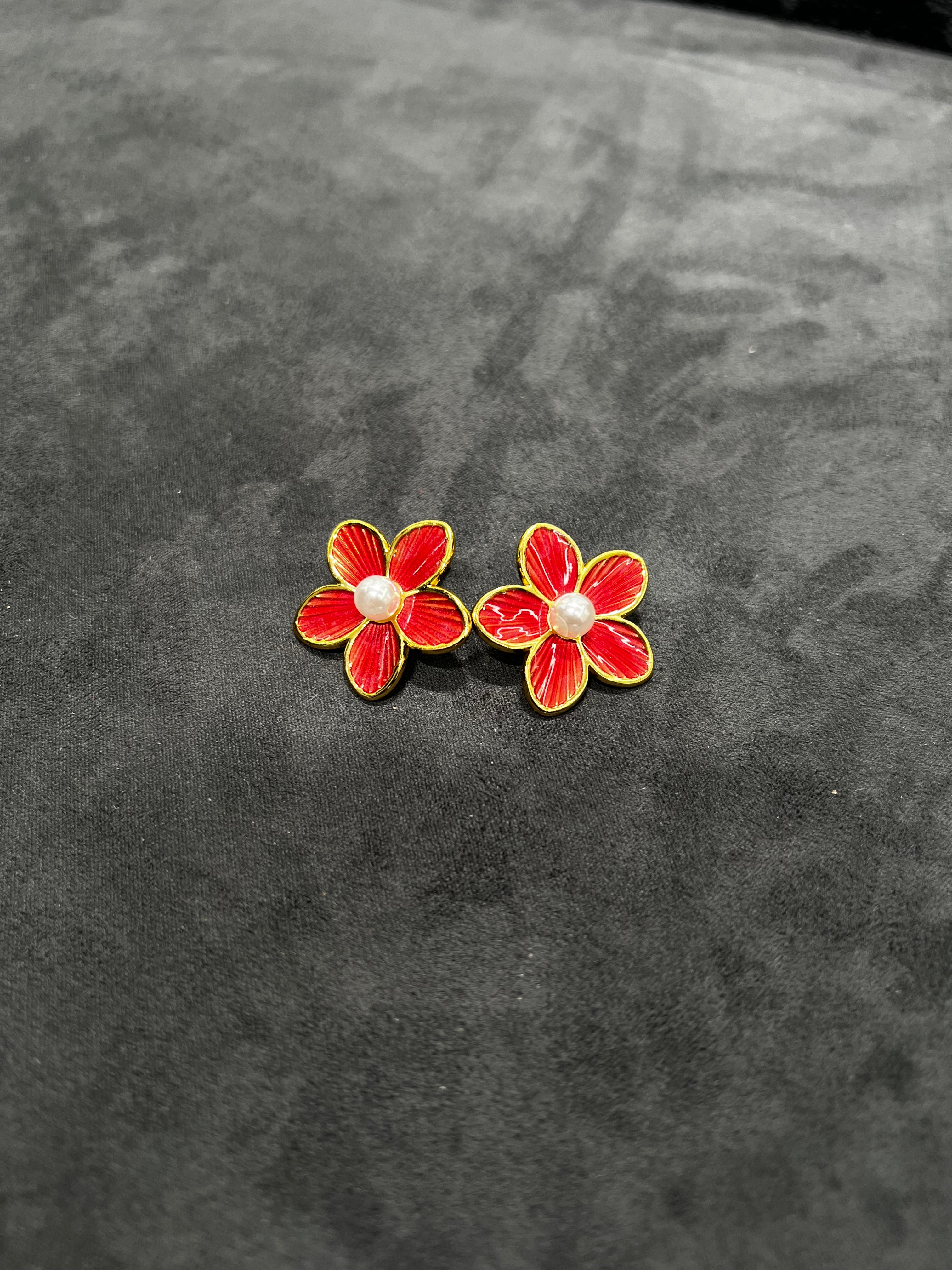 اقراط اذن الورده الحمراء