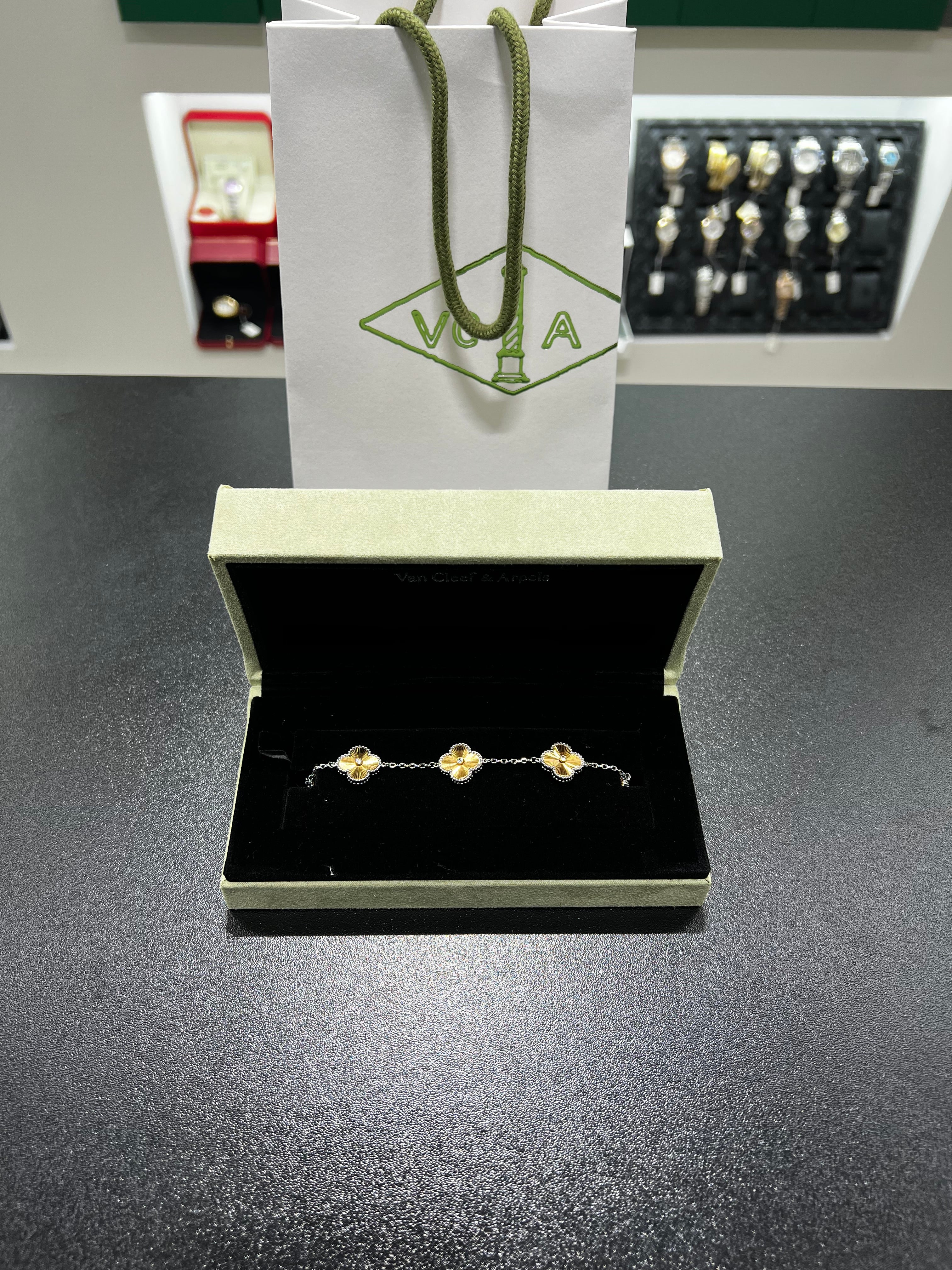 فان كلييف لامبرا ذهبي اطار فضي مرصع