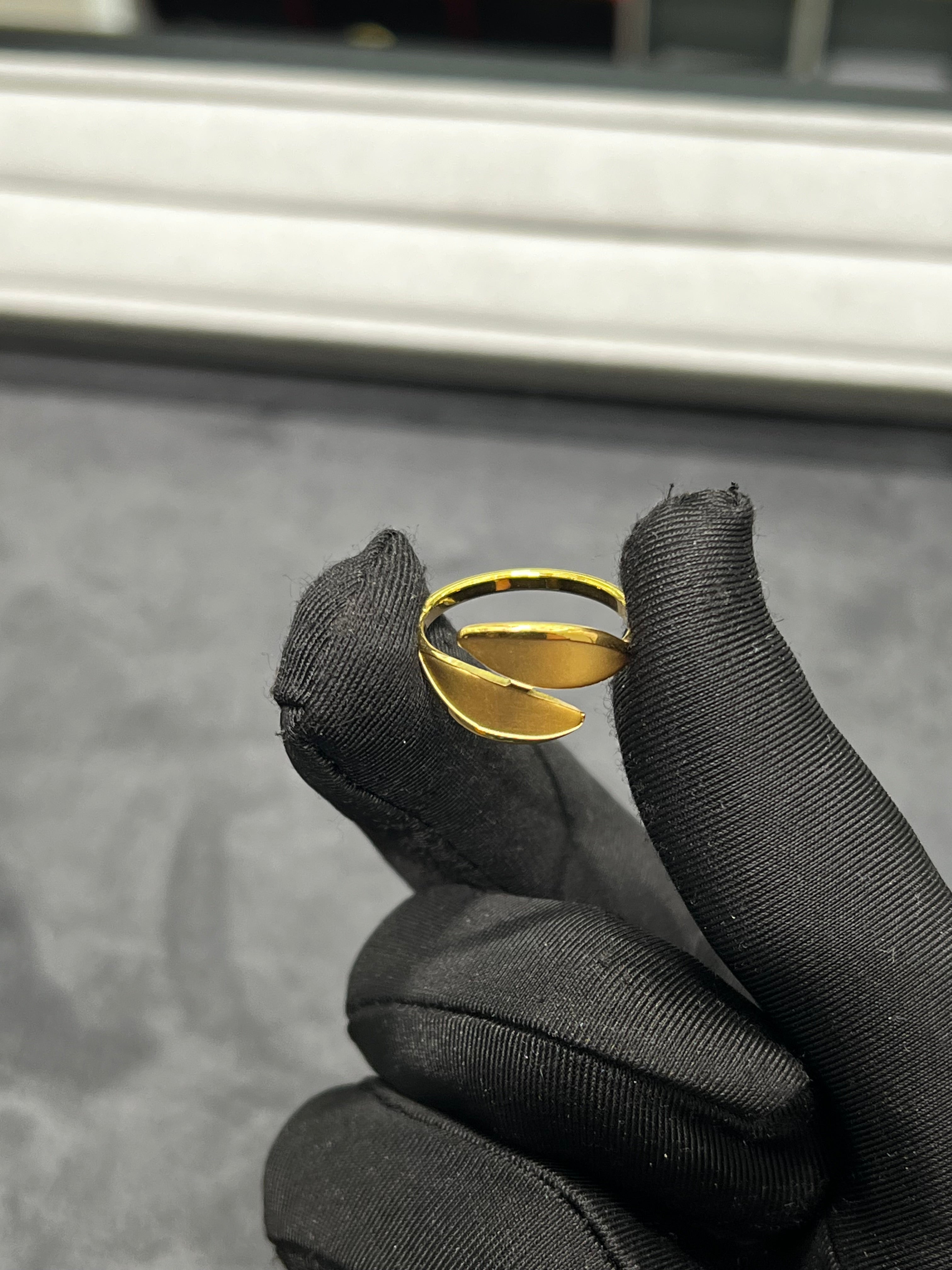 خاتم ورقتين الذهبيتين