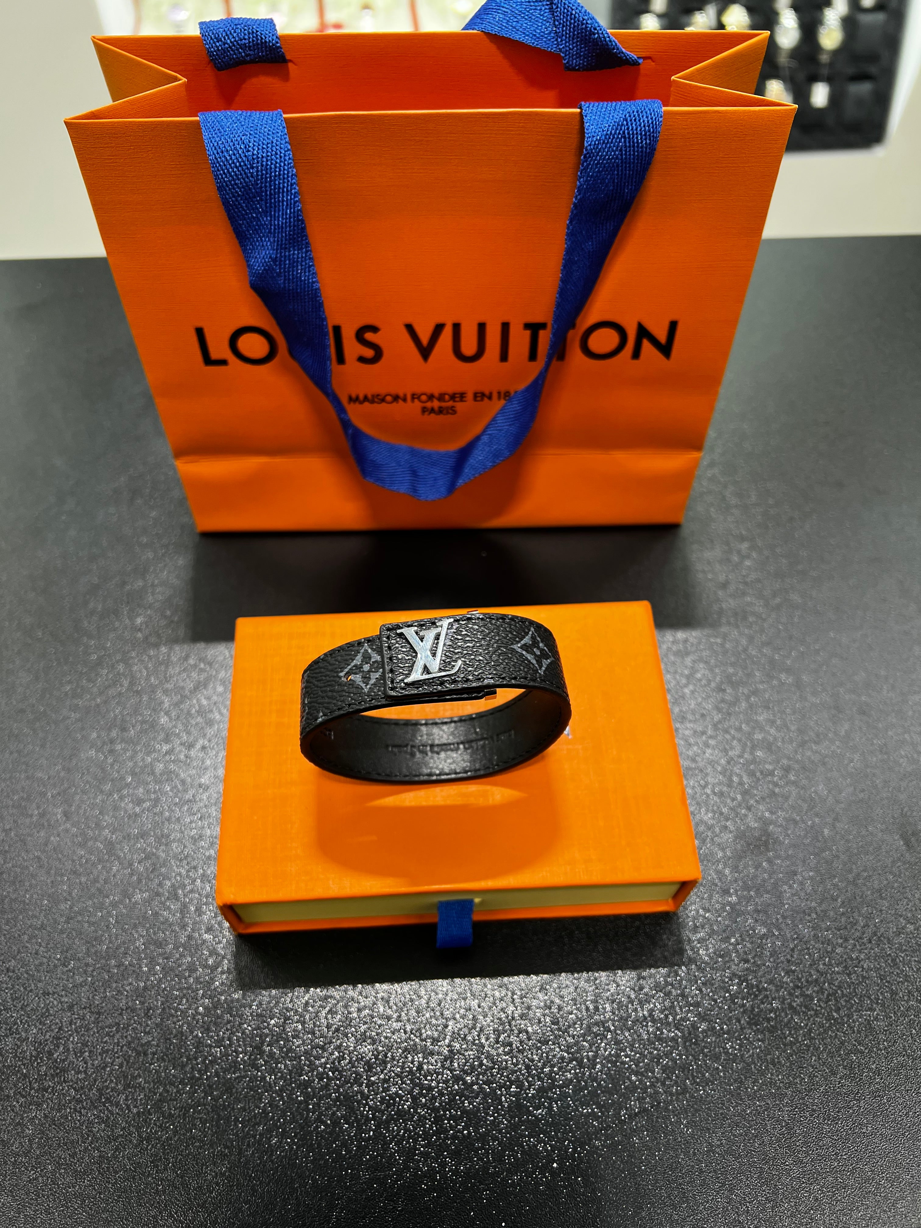 حزام يد  جلد LV ازرق