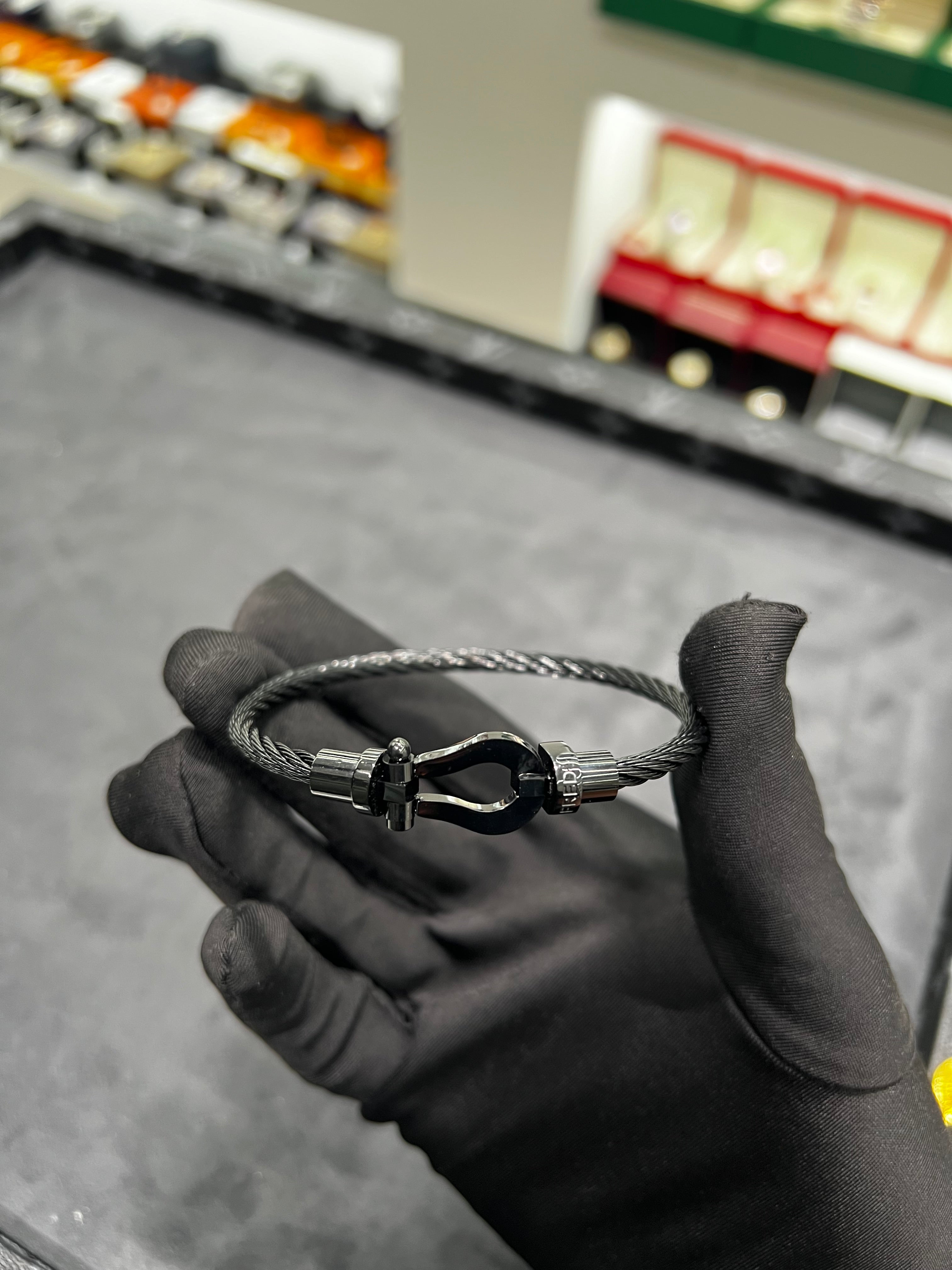 اسوار الفريد اسود