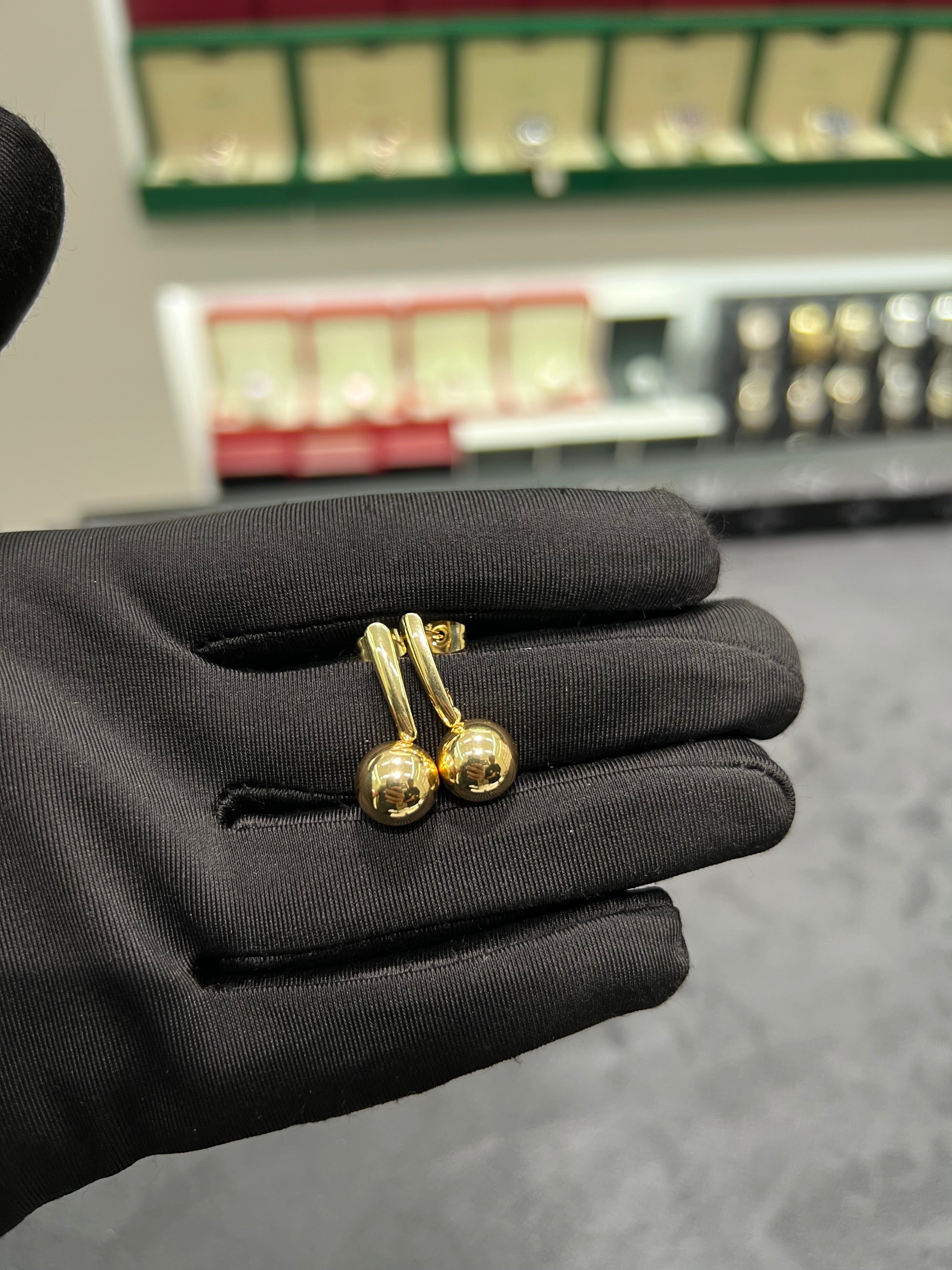 أقراط أذن الكره الذهبيه