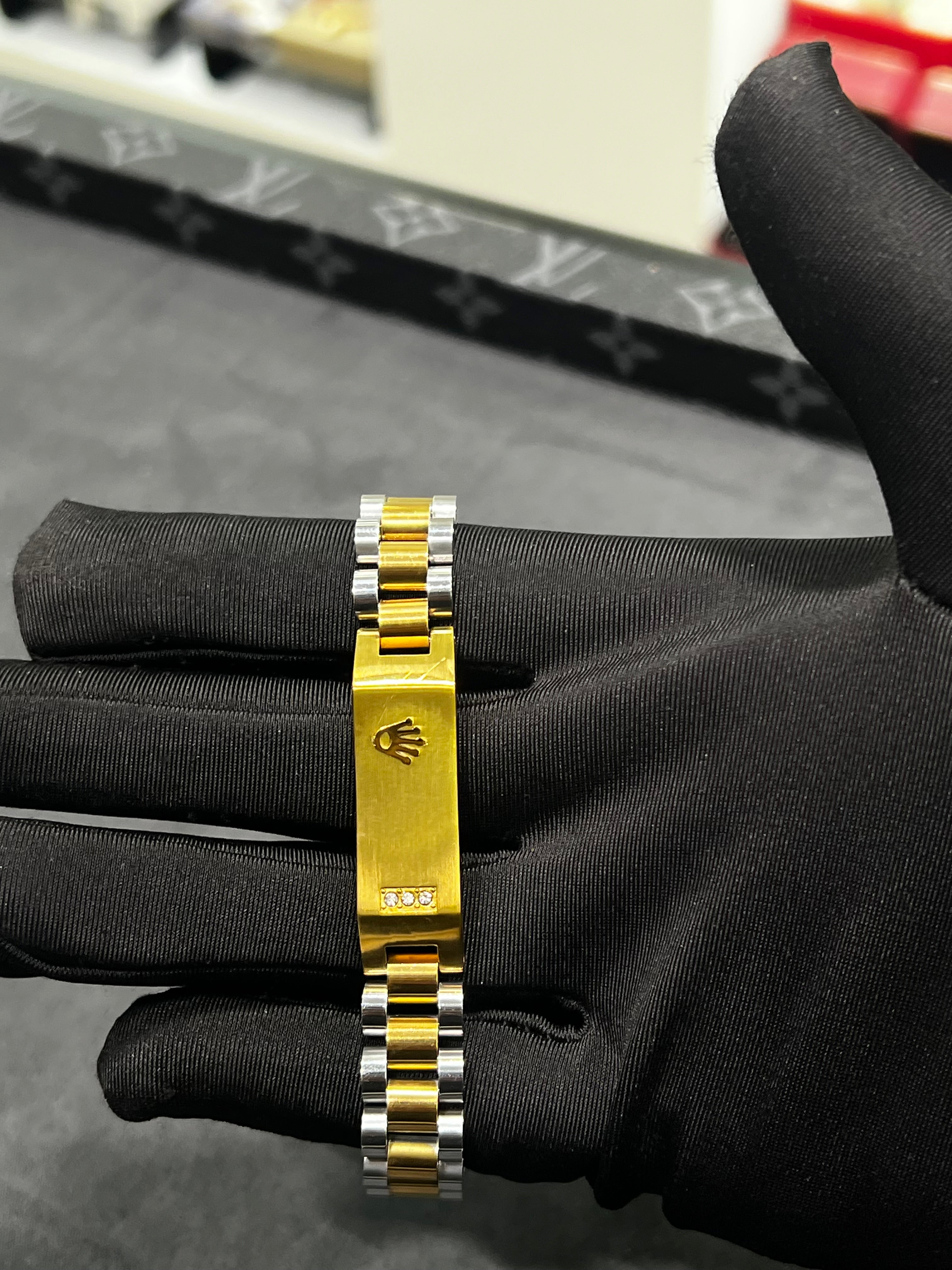 حديده رولكس الاسم مطعمه