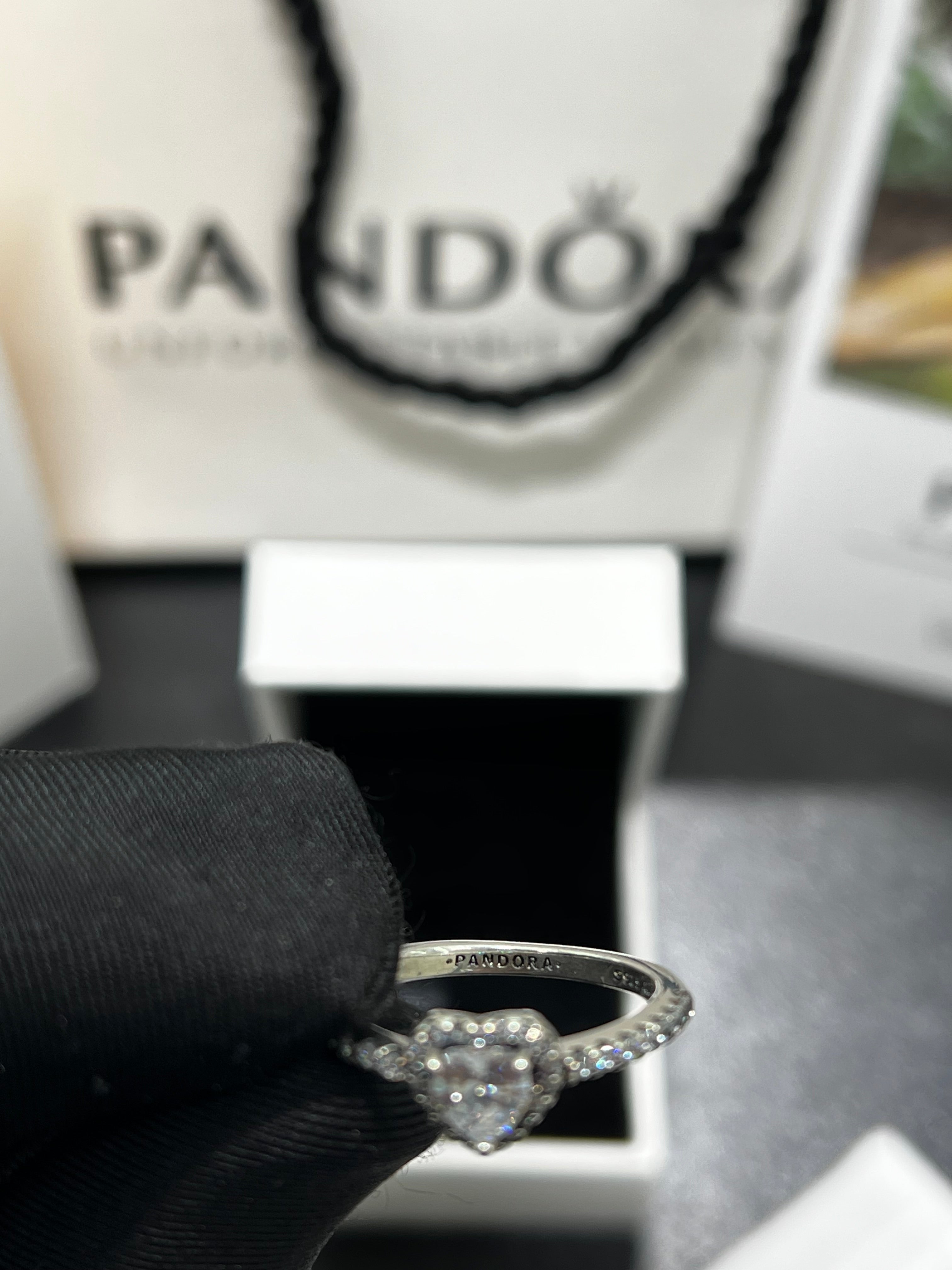 خاتم باندورا القلب الابيض