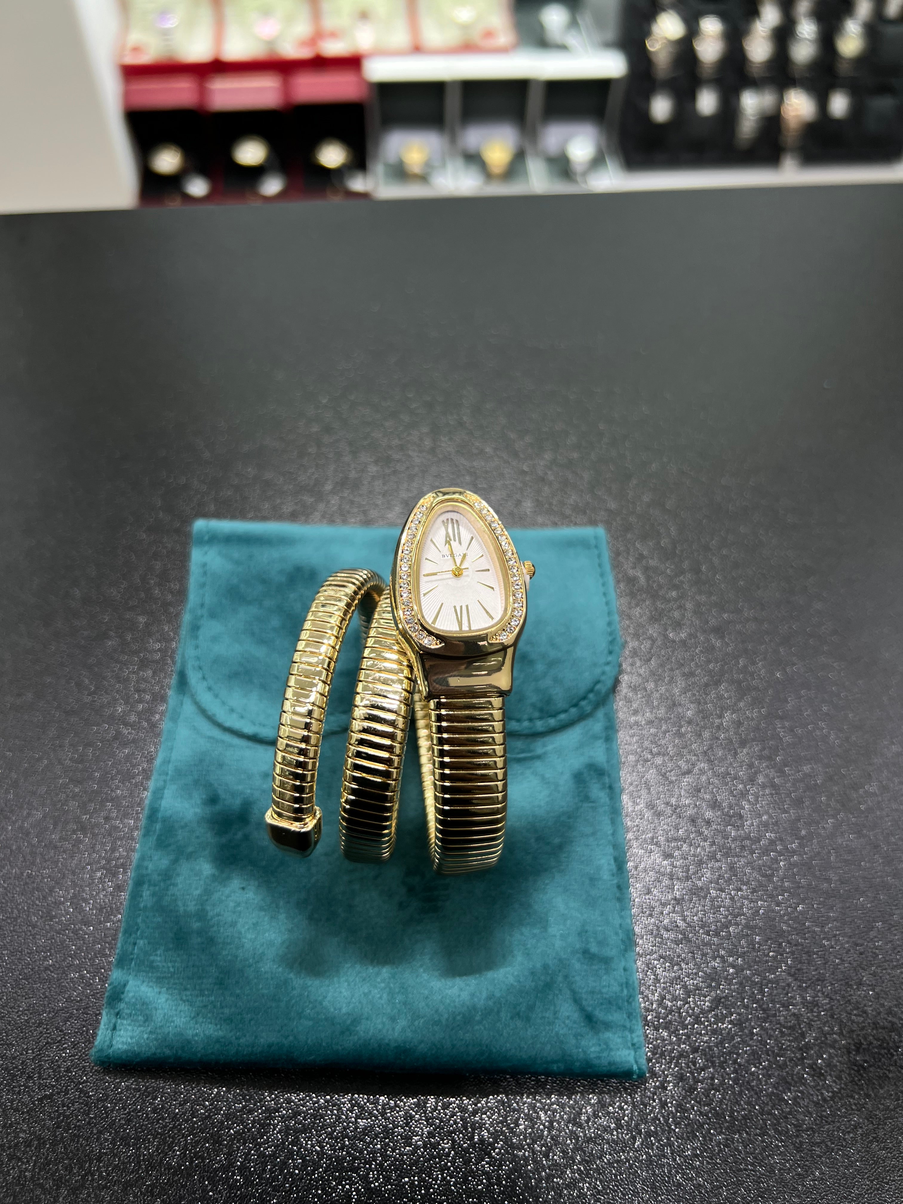 Serpenti watch in gold من دون علبه)