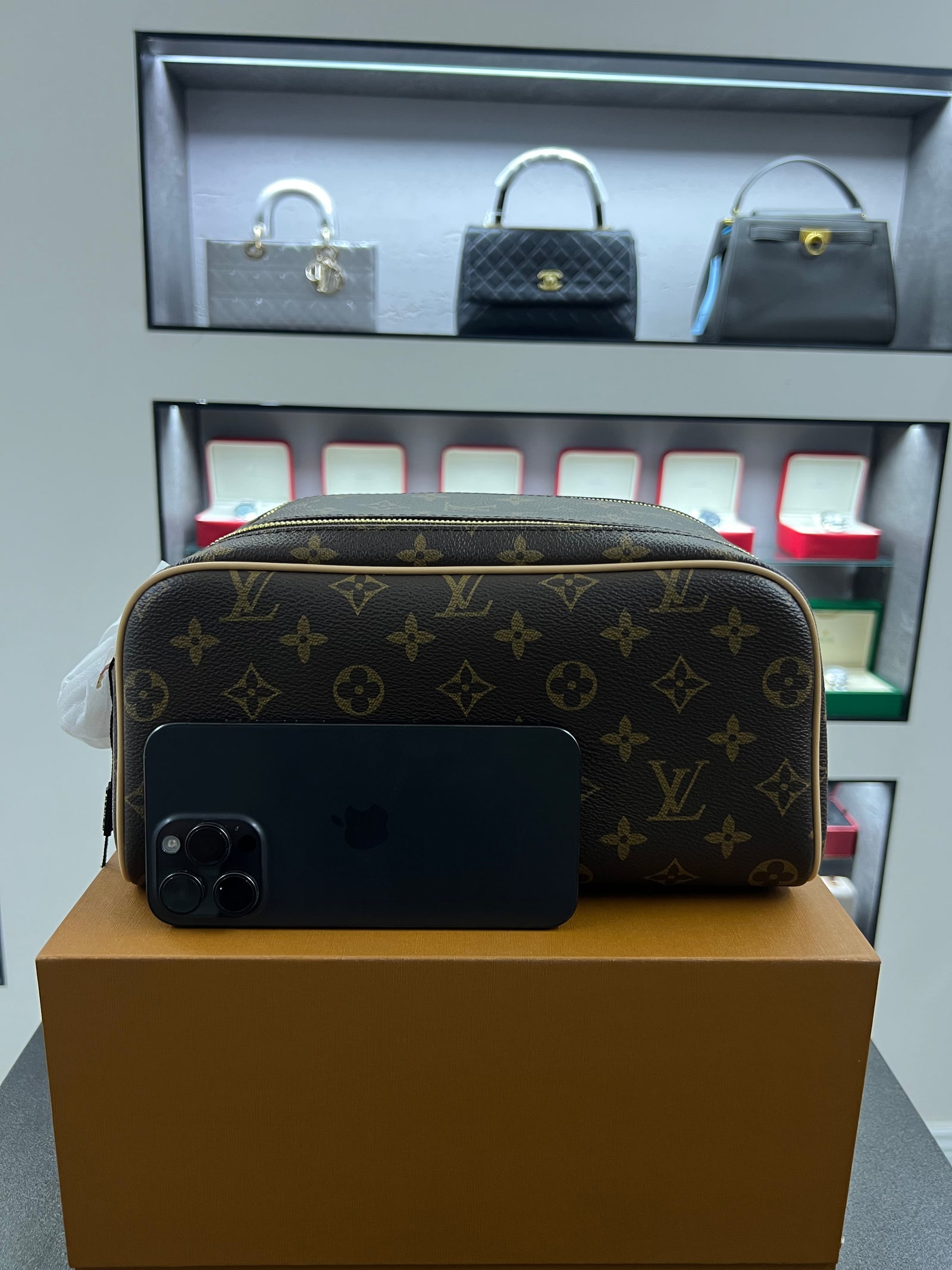طقم حقيبتين مونوجرام (قطعتان)
Monogram Pouch Set (2 Pieces)