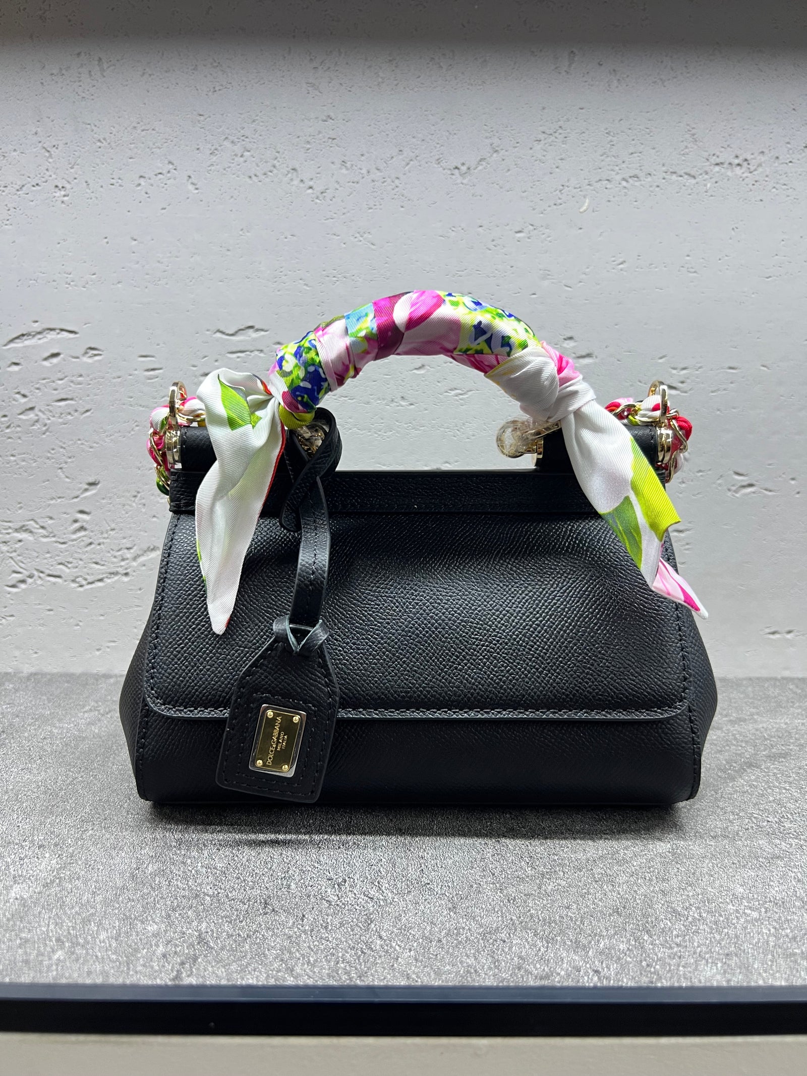 حقيبة سيسيلي الصغيرة بوشاح حرير – أسود
Sicily Bag Small Silk Scarf – Black