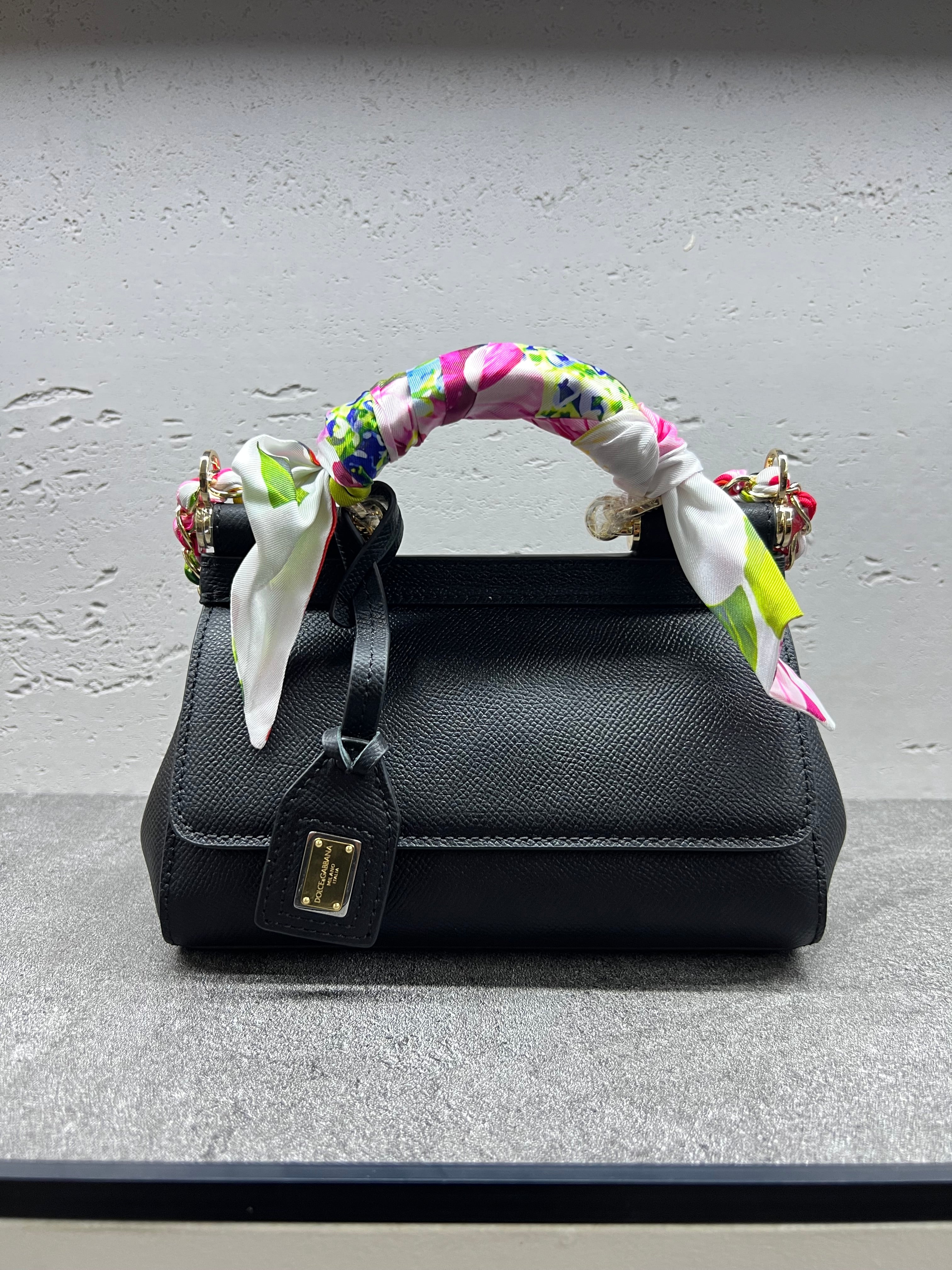 حقيبة سيسيلي الصغيرة بوشاح حرير – أسود
Sicily Bag Small Silk Scarf – Black