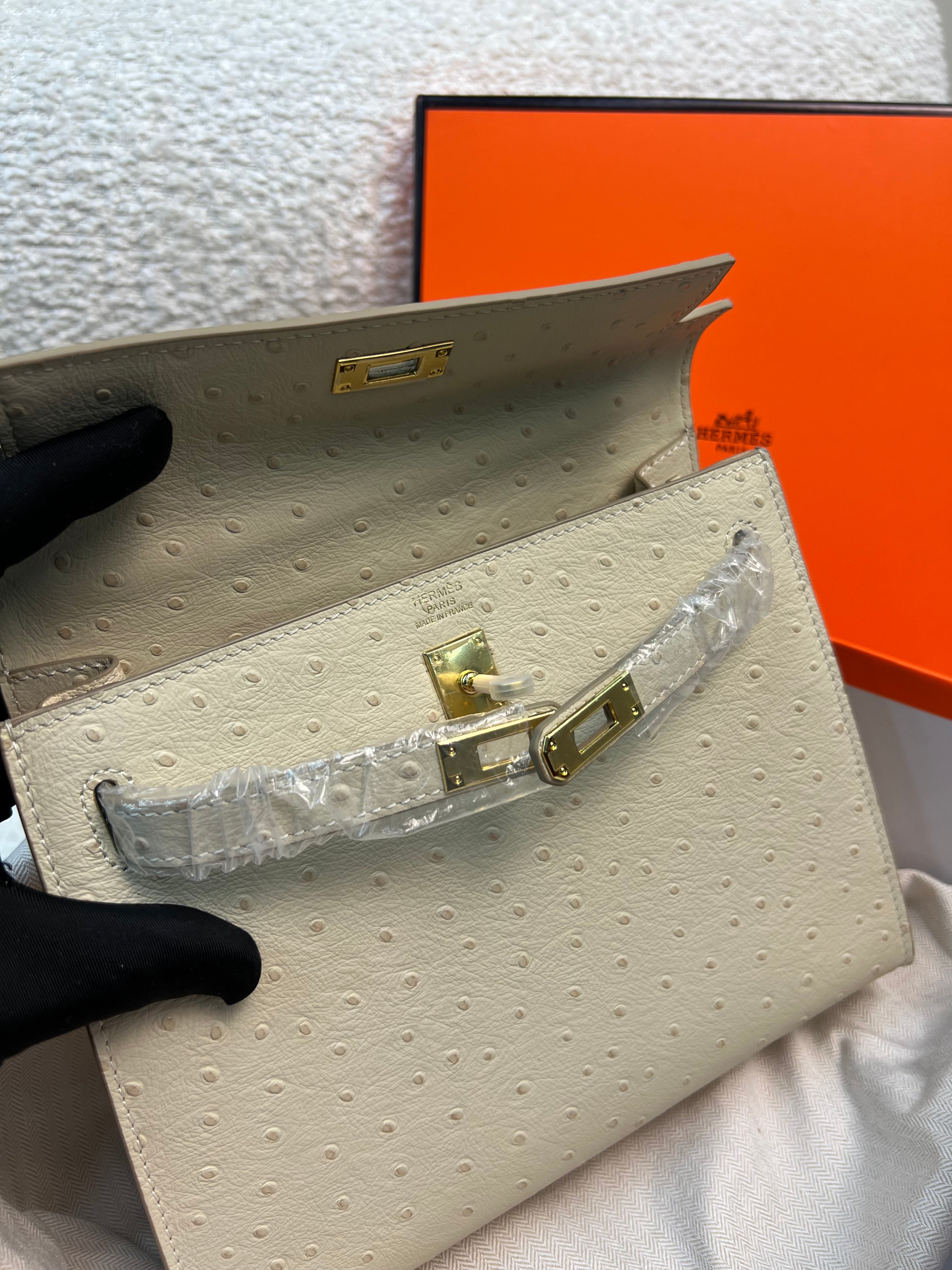 ‎ حقيبة كيلي 25 جلد النعام