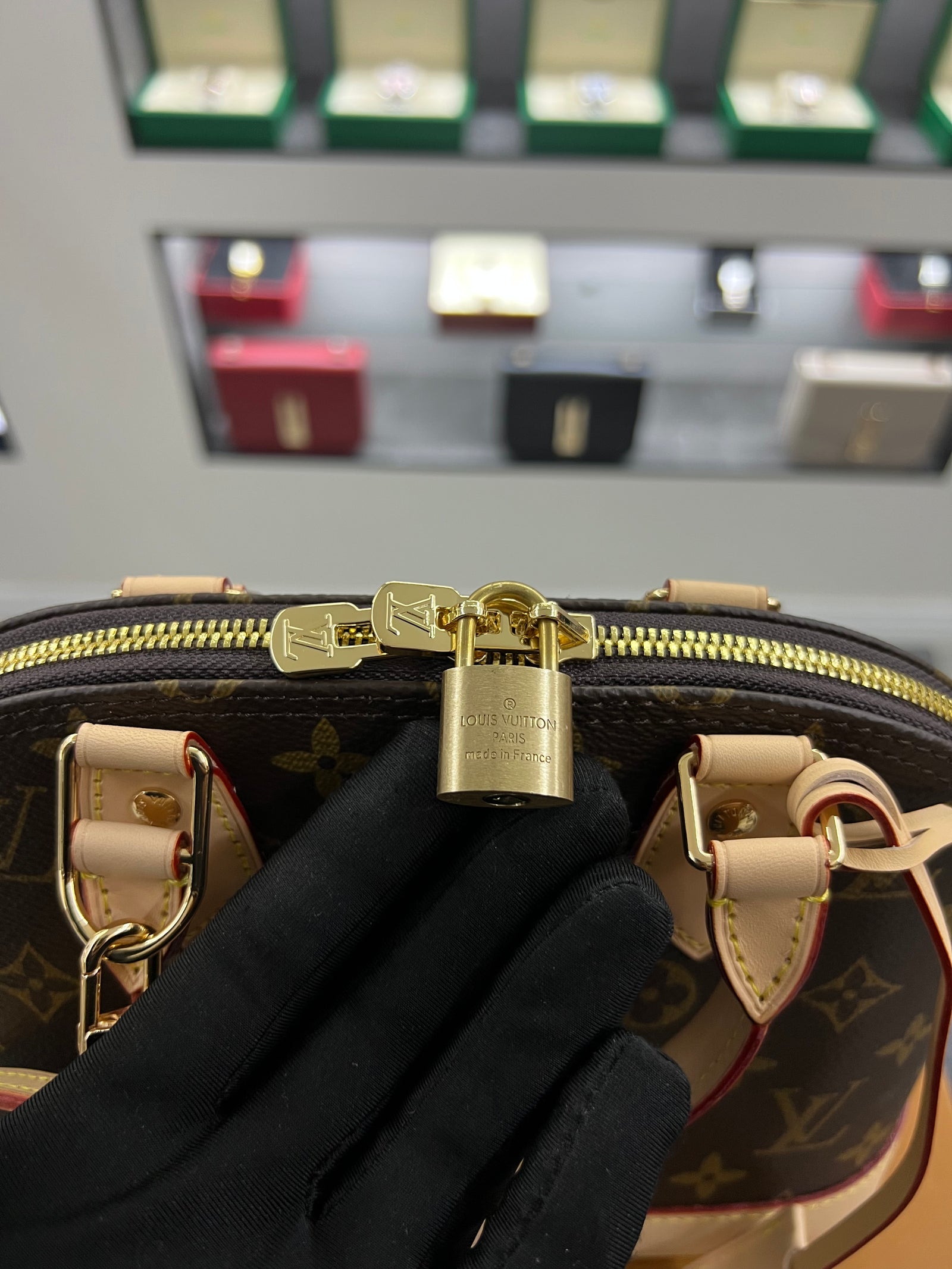 حقيبة الما BB – مونوجرام بشكل القبة
Alma BB – Monogram Dome Bag