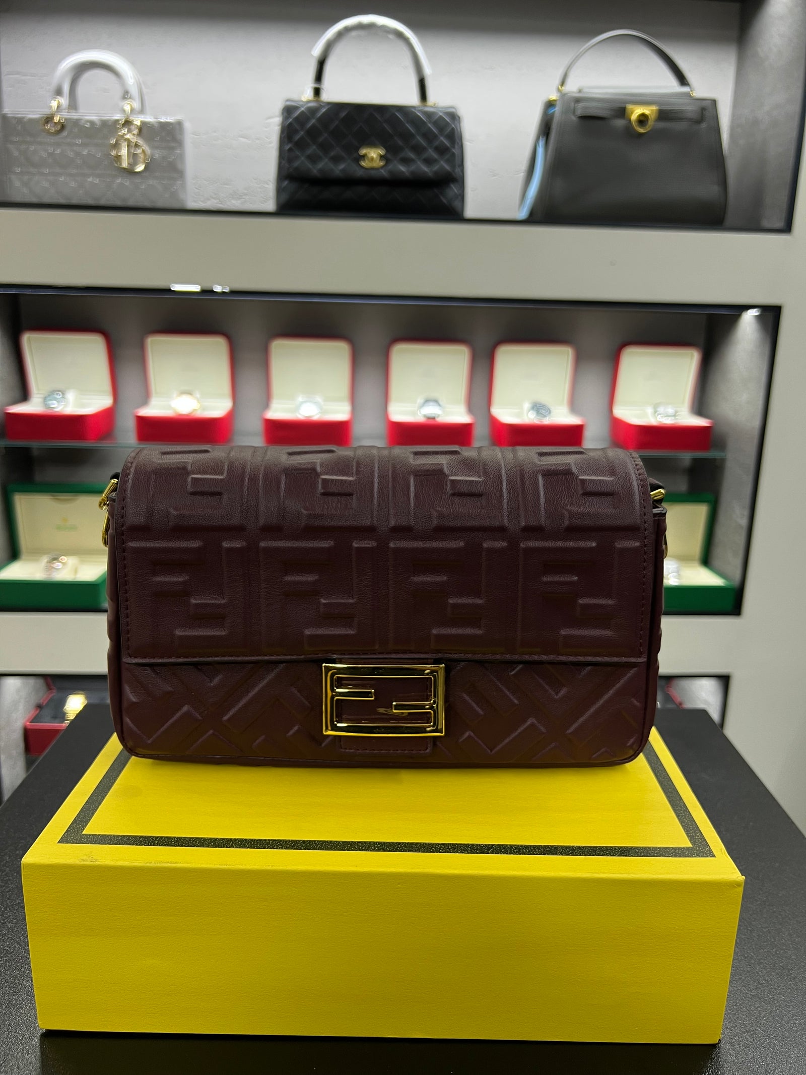 حقيبة باغيت برقندي بنقشة FF بارزة
Baguette Bag – Burgundy Embossed FF