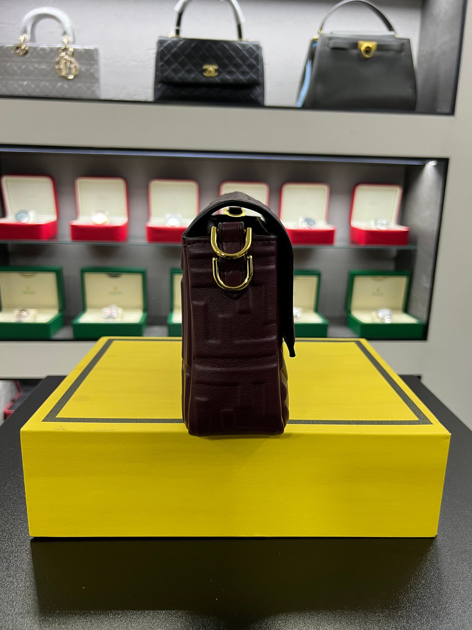 حقيبة باغيت برقندي بنقشة FF بارزة
Baguette Bag – Burgundy Embossed FF