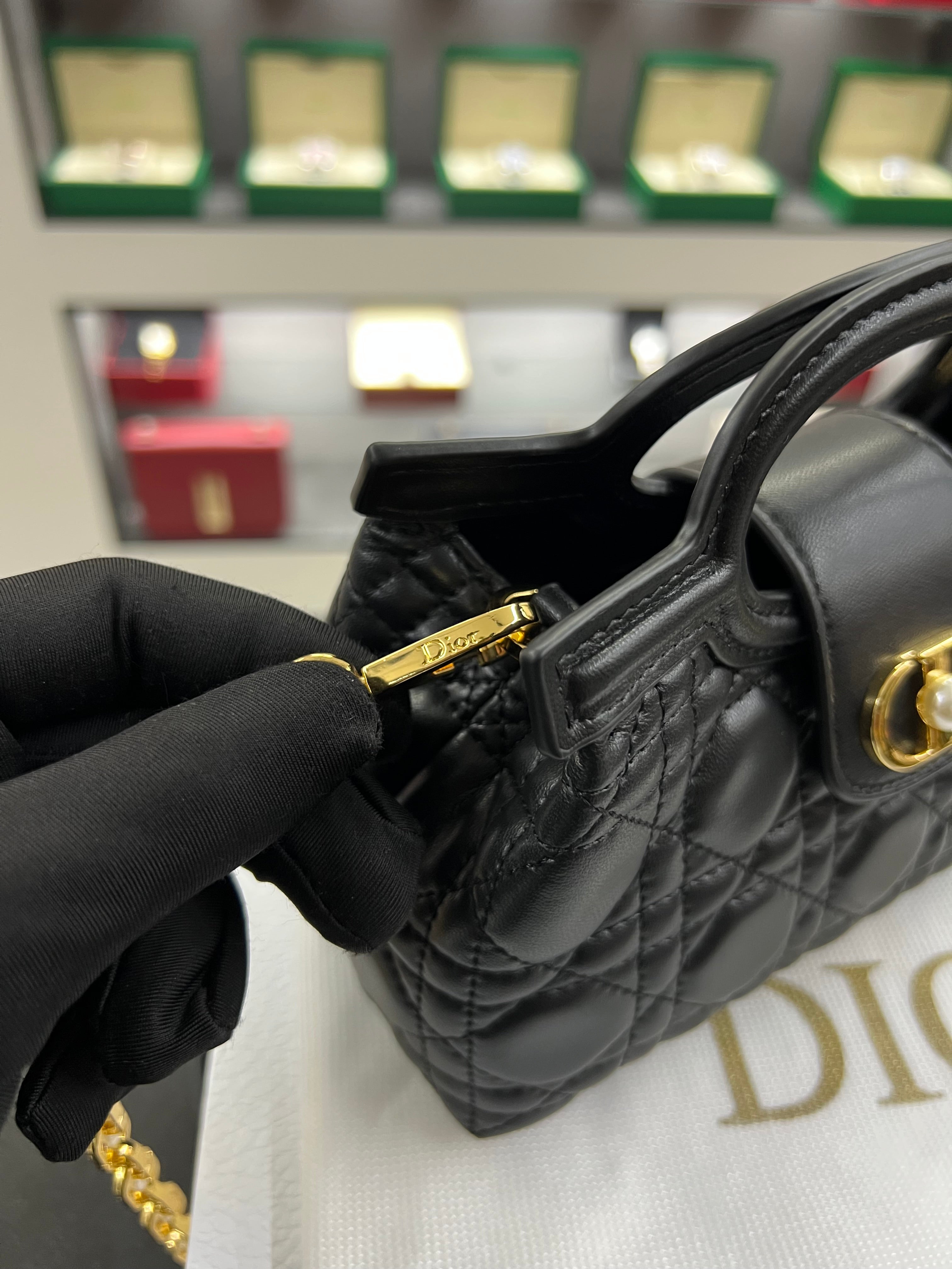 حقيبة كارو ميني بمقبض دائري – أسود كاناج
Caro Mini Ring-Handle Bag – Black Cannage