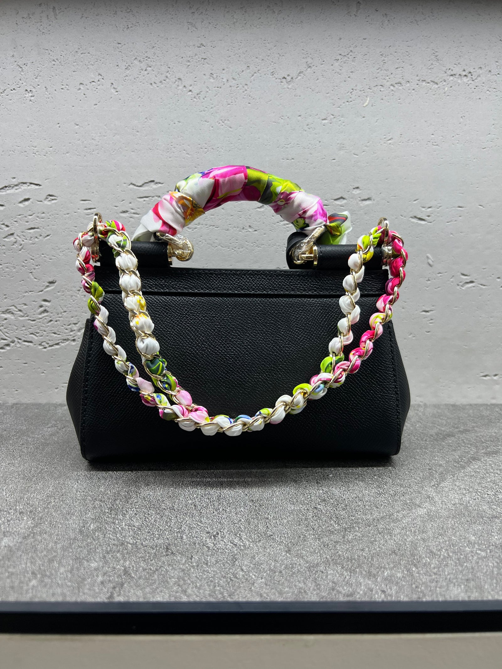 حقيبة سيسيلي الصغيرة بوشاح حرير – أسود
Sicily Bag Small Silk Scarf – Black