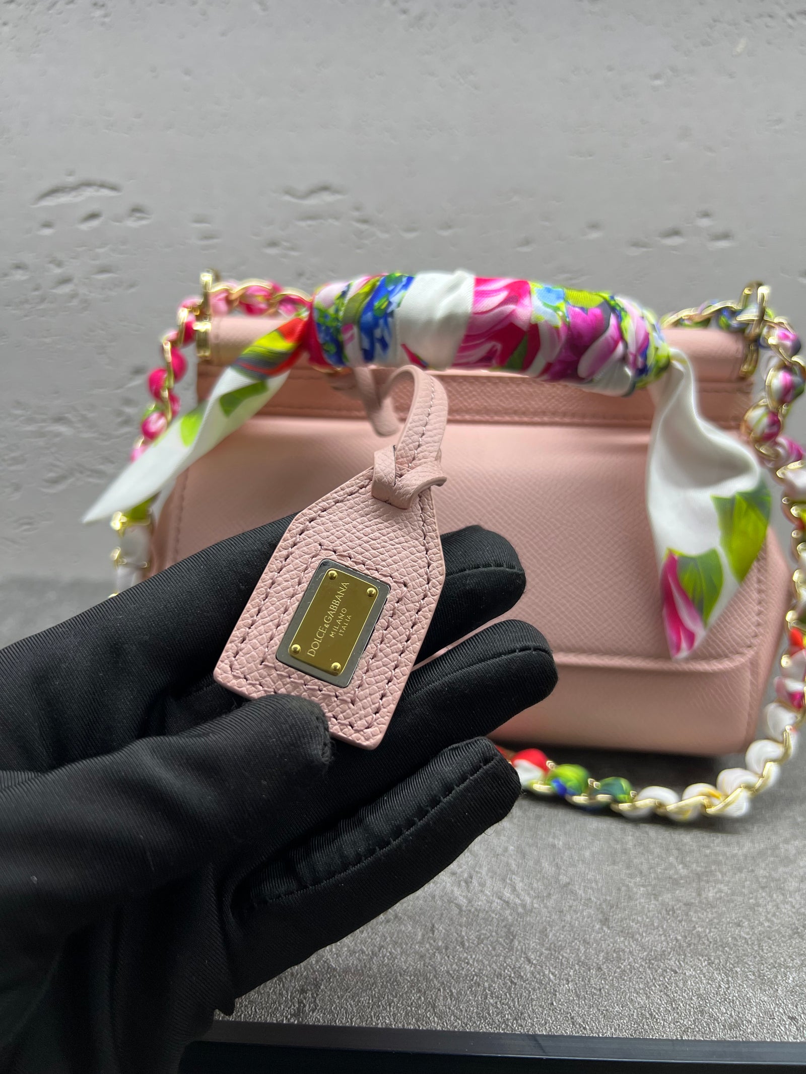حقيبة سيسيلي الصغيرة بوشاح حرير – وردي
Sicily Bag Small Silk Scarf – Pink