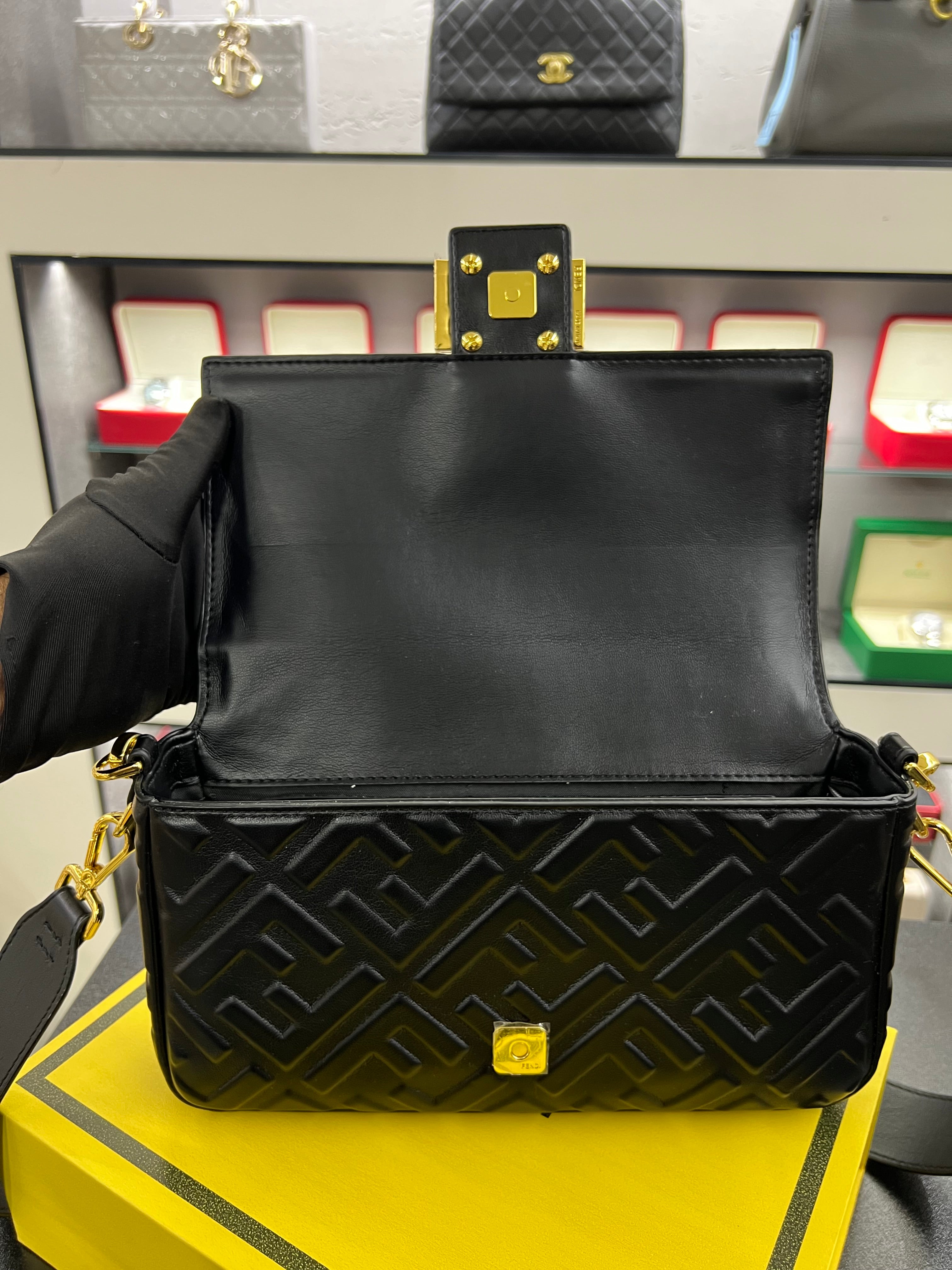 حقيبة باغيت سوداء بنقشة FF بارزة
Baguette Bag – Black Embossed FF
