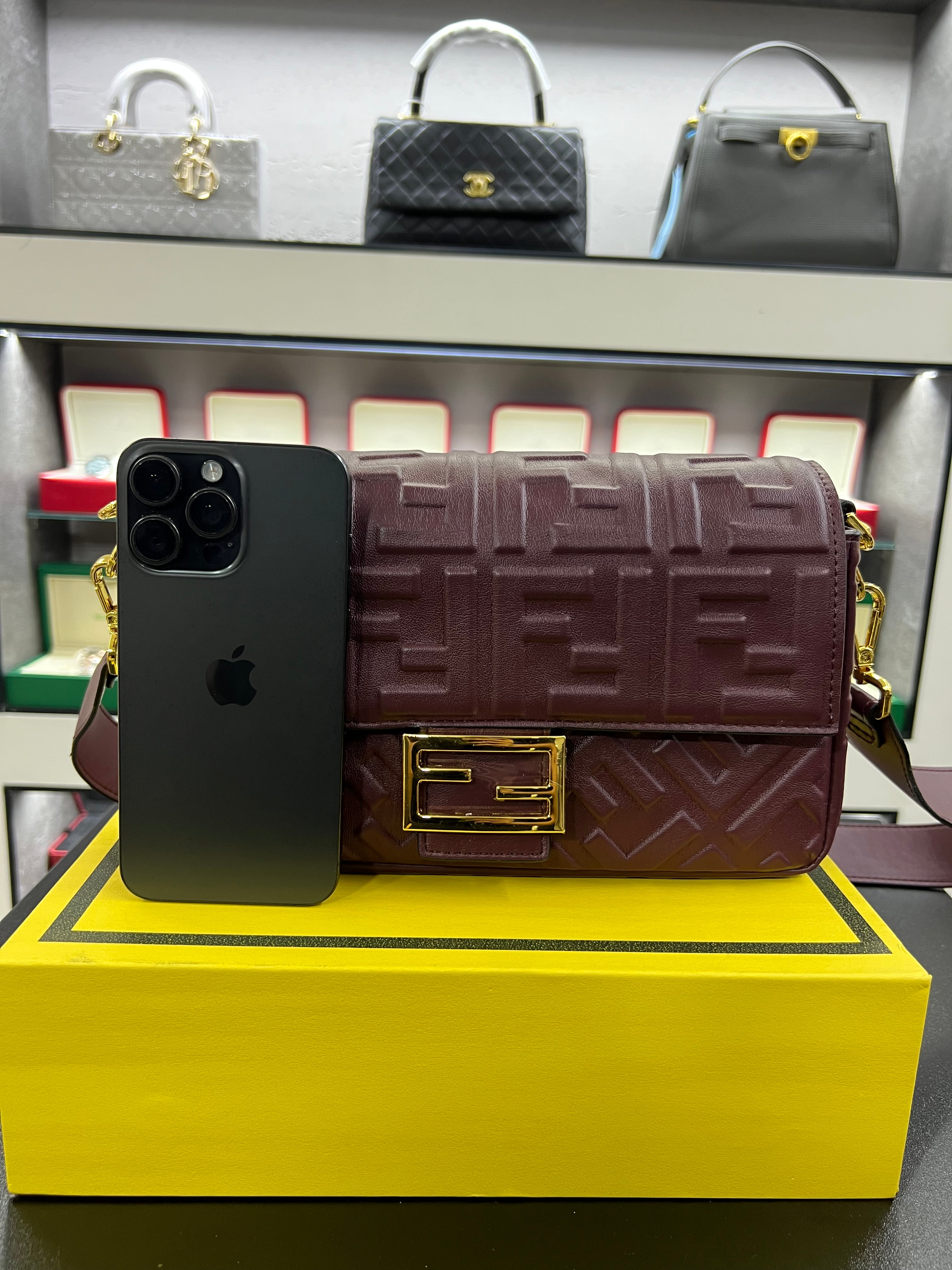 حقيبة باغيت برقندي بنقشة FF بارزة
Baguette Bag – Burgundy Embossed FF