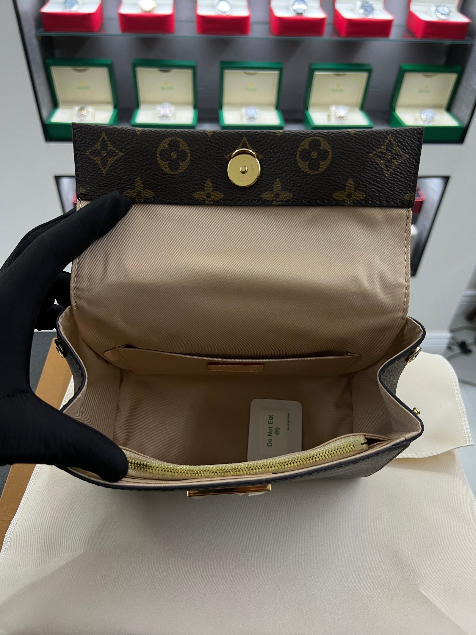 حقيبة كلوني BB – مونوجرام بمقبض علوي
Cluny BB – Monogram Top Handle