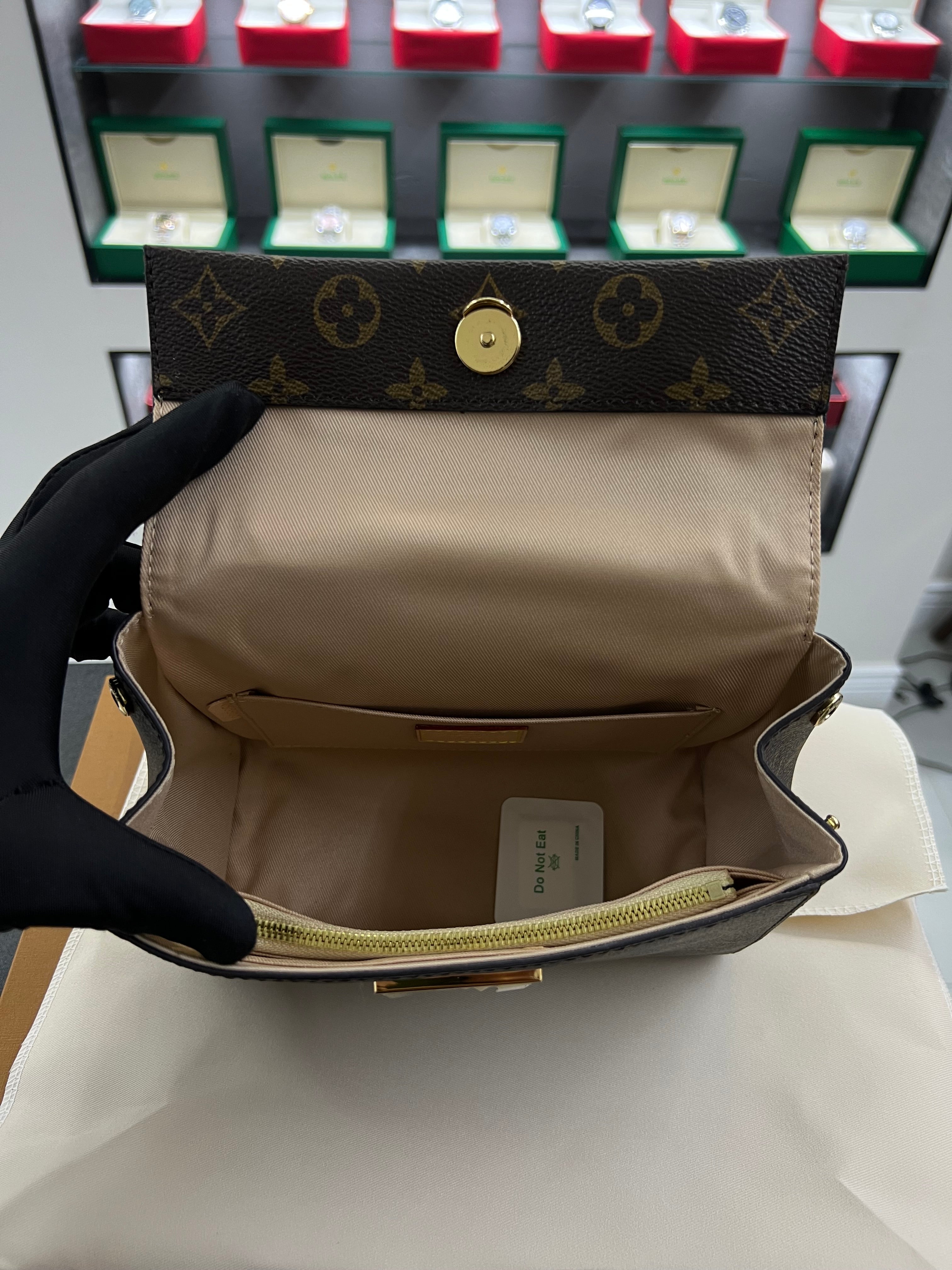 حقيبة كلوني BB – مونوجرام بمقبض علوي
Cluny BB – Monogram Top Handle