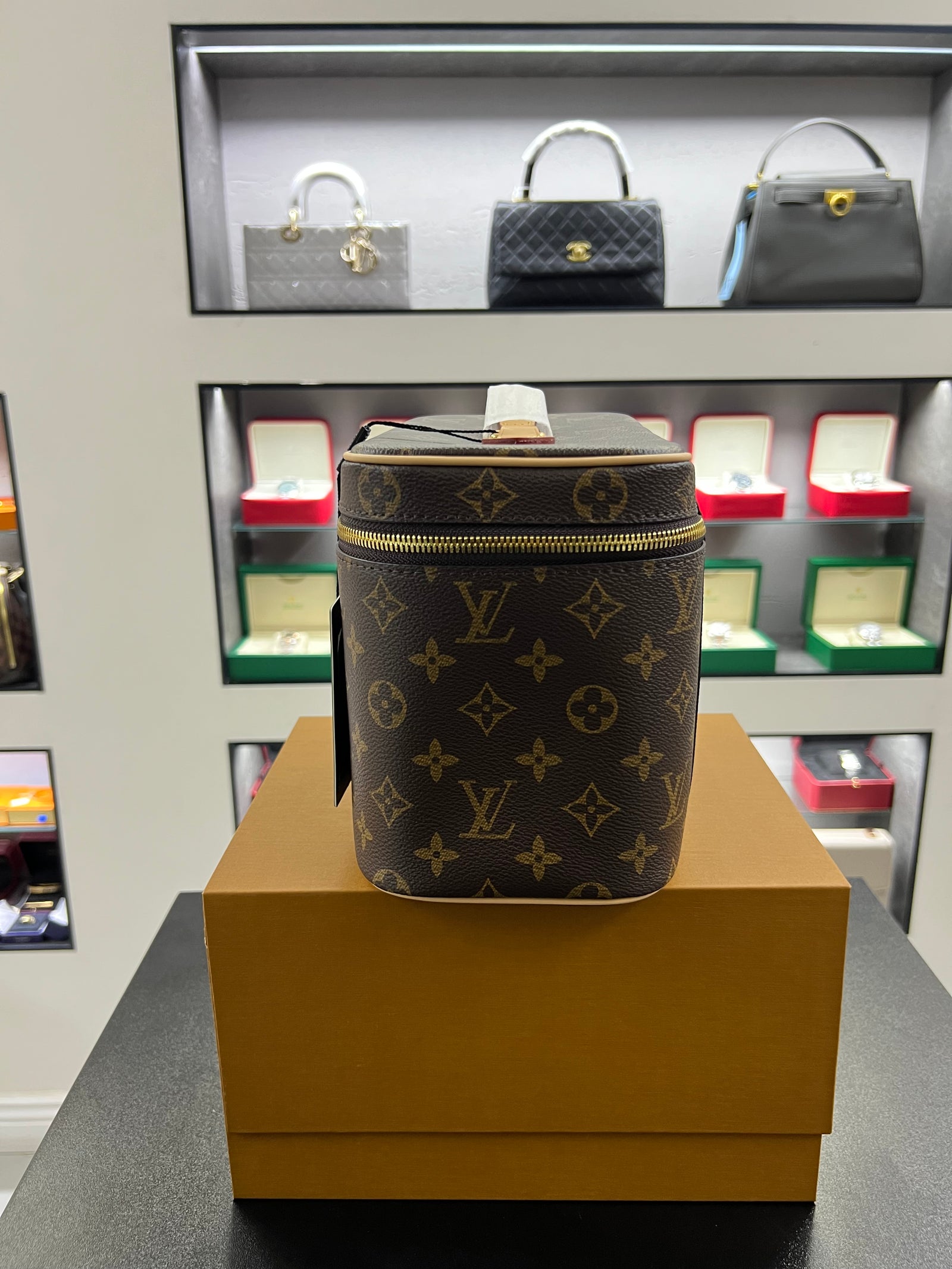 حقيبة نايس فانيتي – مونوجرام للتجميل
Nice Vanity – Monogram Beauty Case