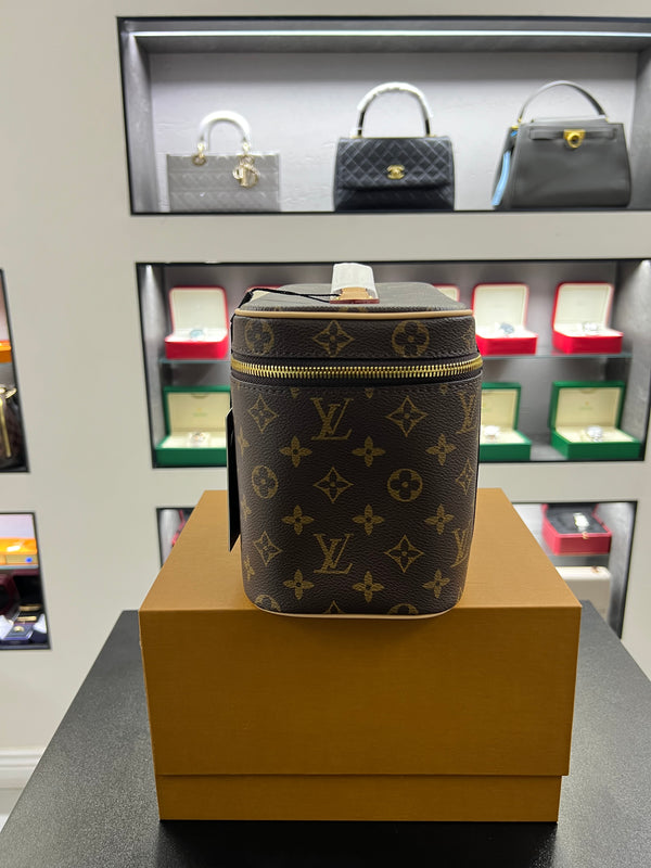 حقيبة نايس فانيتي – مونوجرام للتجميل
Nice Vanity – Monogram Beauty Case