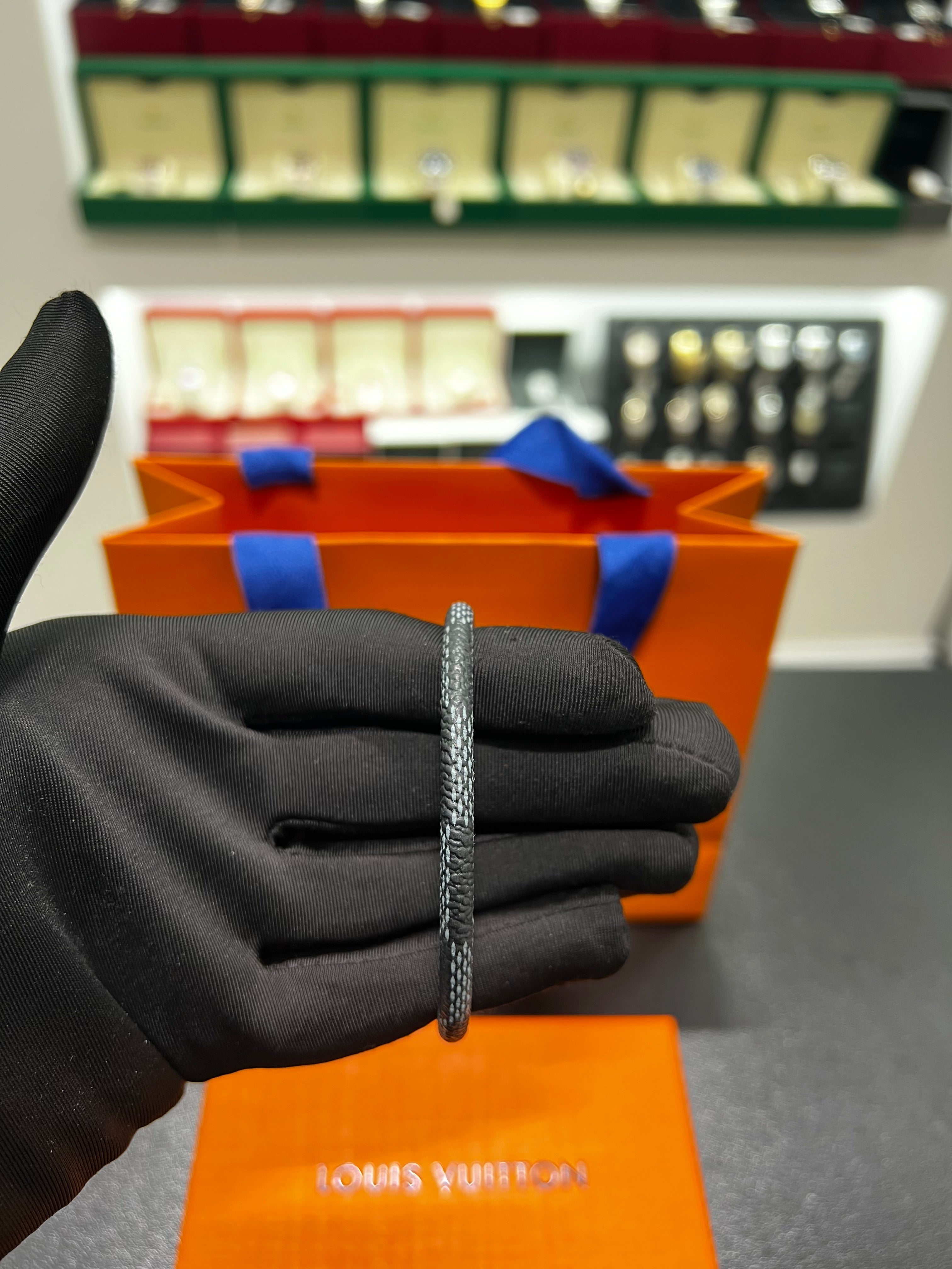 سوار جلد LV ازرق و اسود مقاس 19