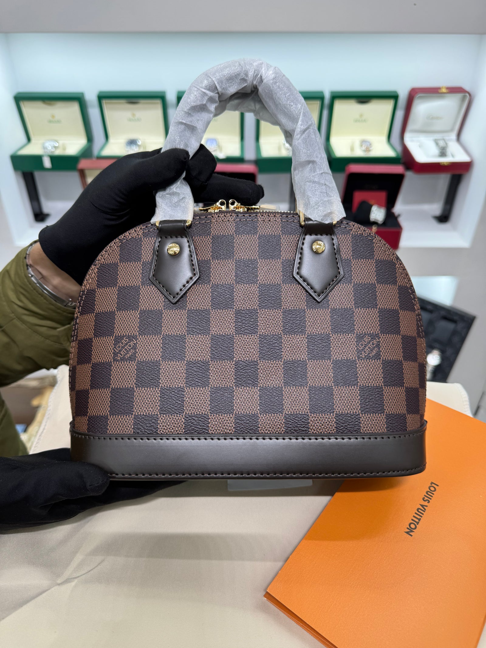 حقيبة الما BB – داميي إيبان بشكل القبة
Alma BB – Damier Ébène Dome Bag
