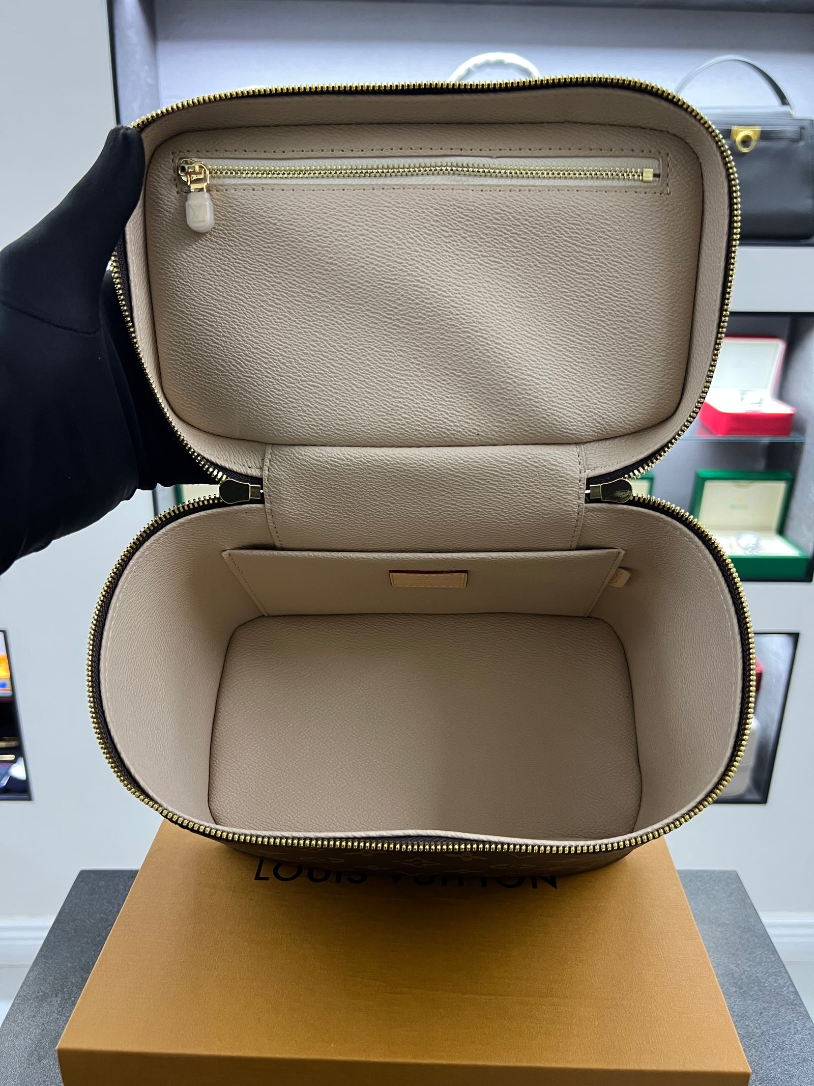 حقيبة نايس فانيتي – مونوجرام للتجميل
Nice Vanity – Monogram Beauty Case