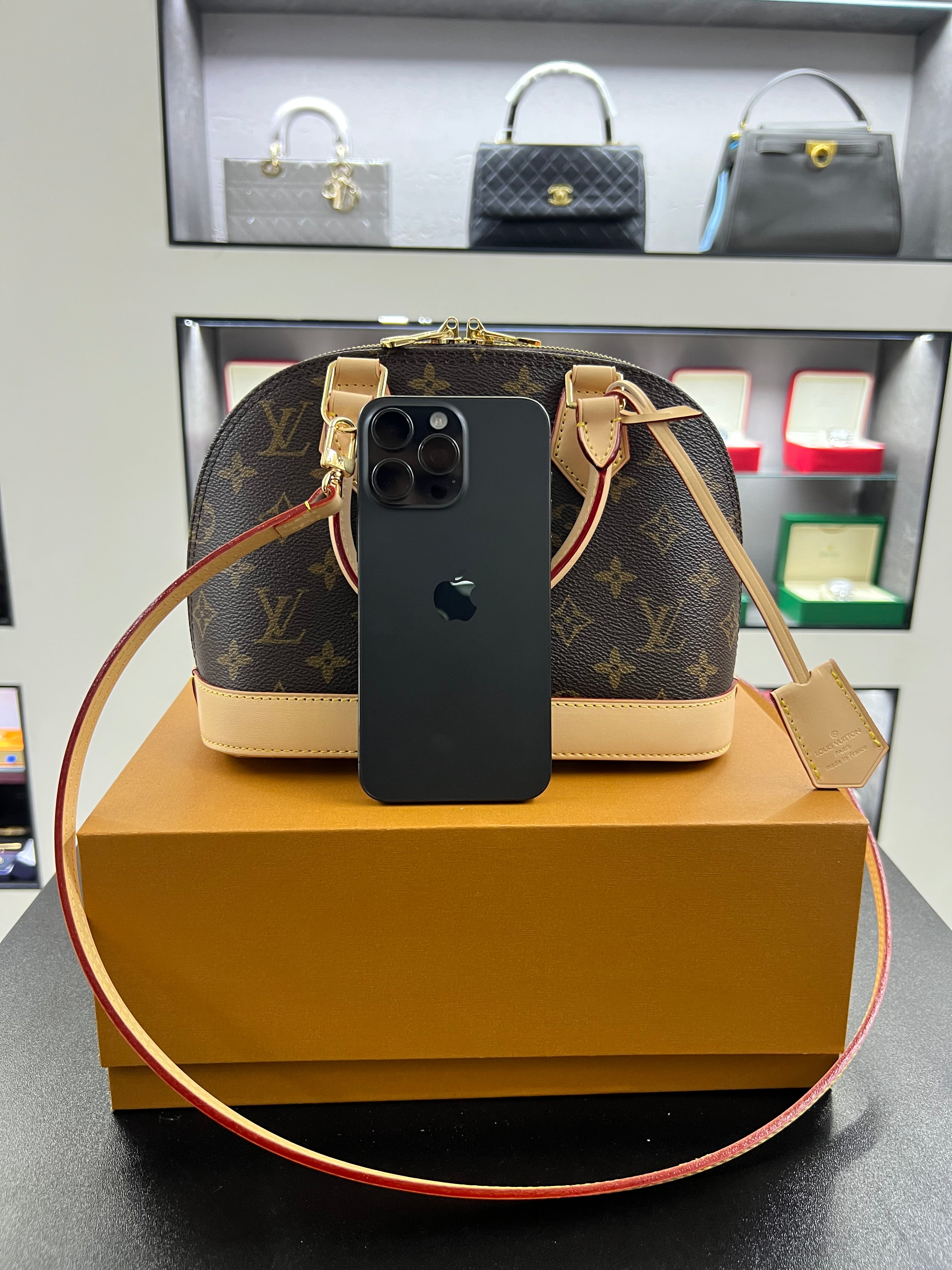 حقيبة الما BB – مونوجرام بشكل القبة
Alma BB – Monogram Dome Bag