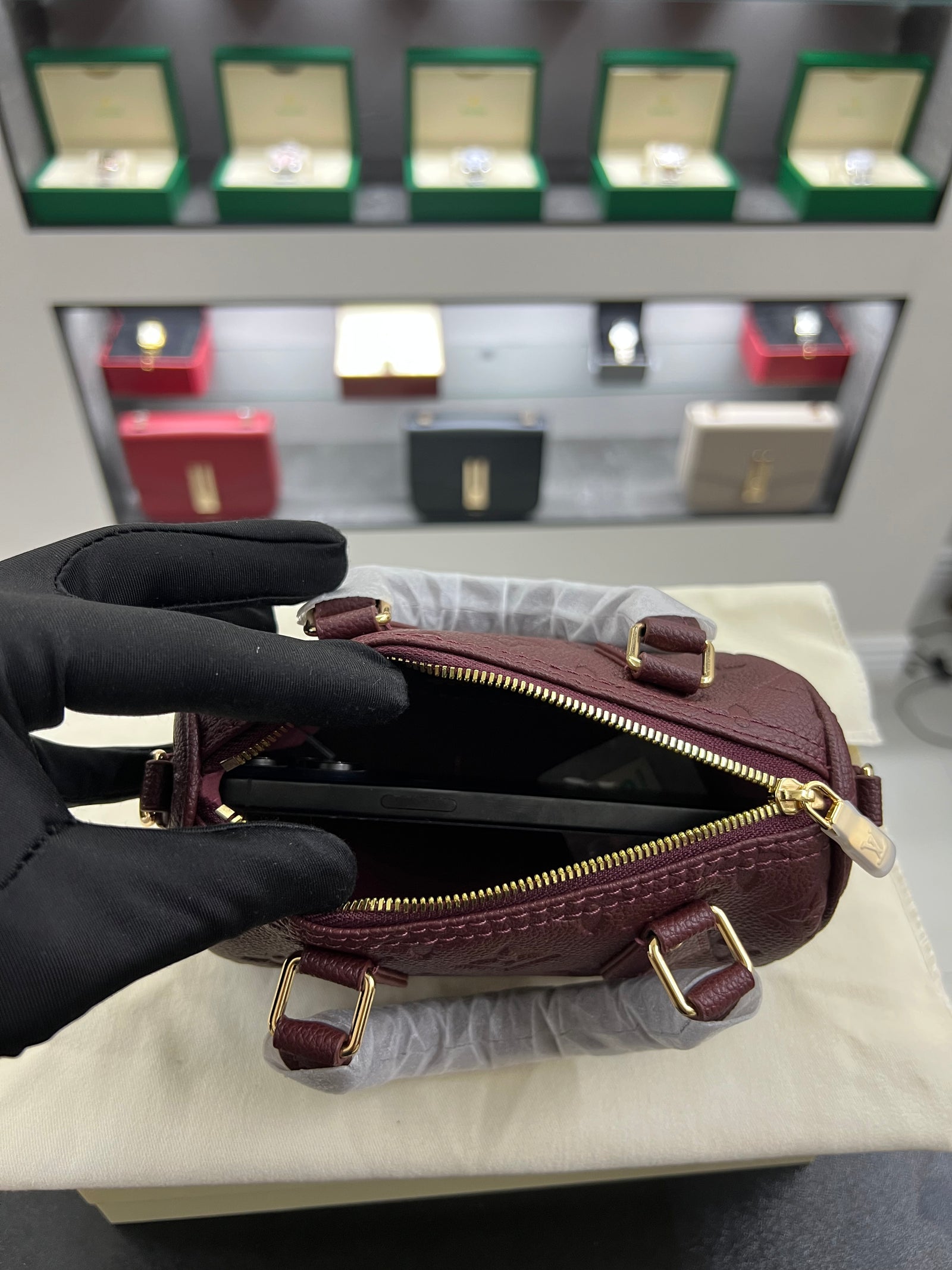 حقيبة سبيدي بندولير 20 – برقندي إمبرنت
Speedy Bandoulière 20 – Burgundy Empreinte
