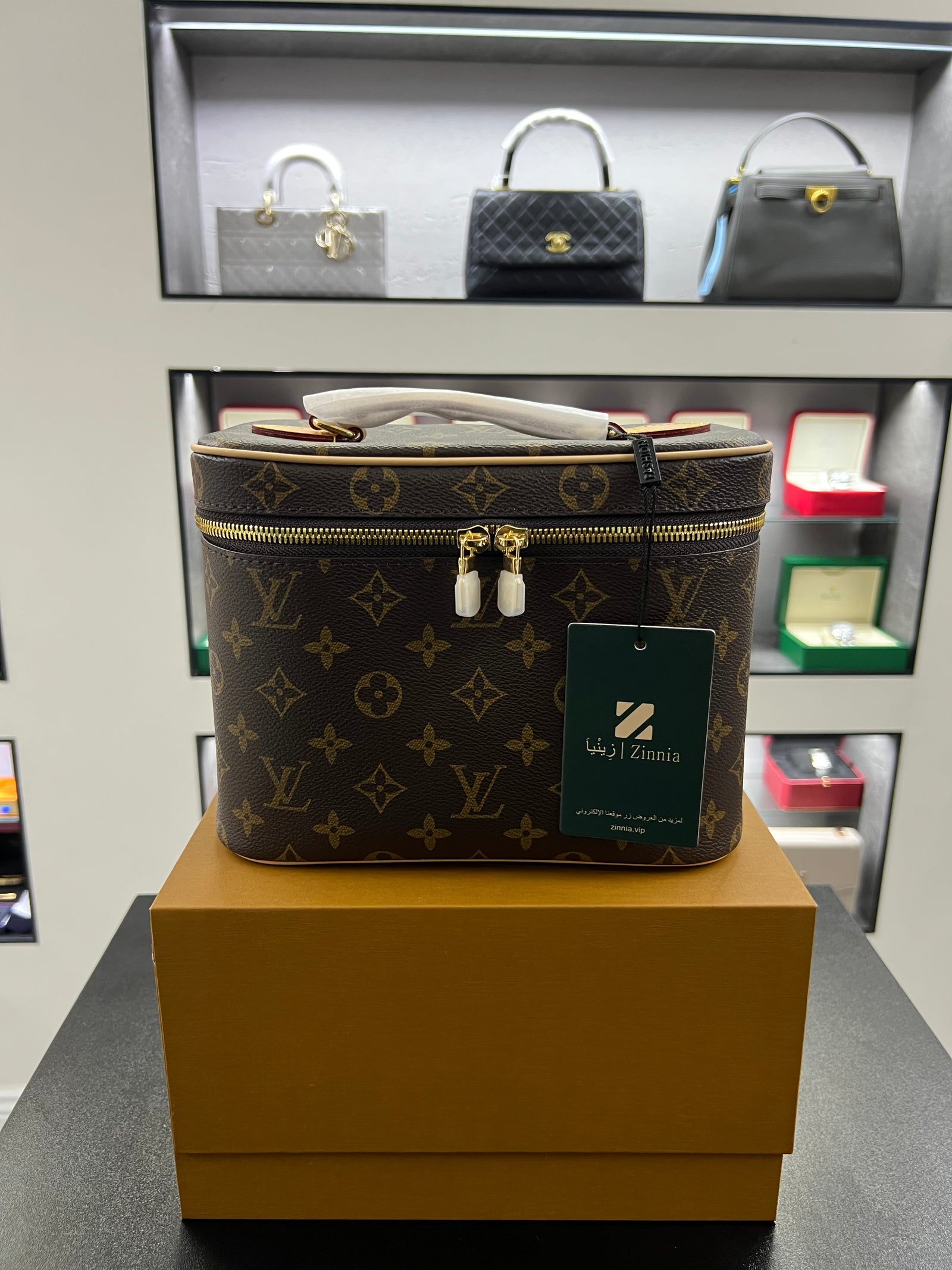 حقيبة نايس فانيتي – مونوجرام للتجميل
Nice Vanity – Monogram Beauty Case