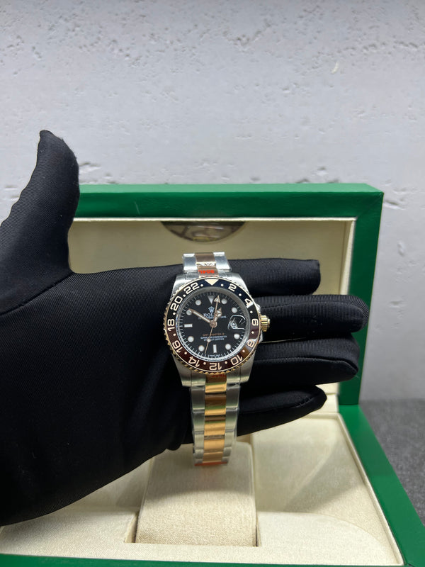 ساعة Root Beer روت بير ثنائية اللون بمينا أسود وإطار سيراميك بني — ستانلس وذهبي | Root Beer Two-Tone Watch