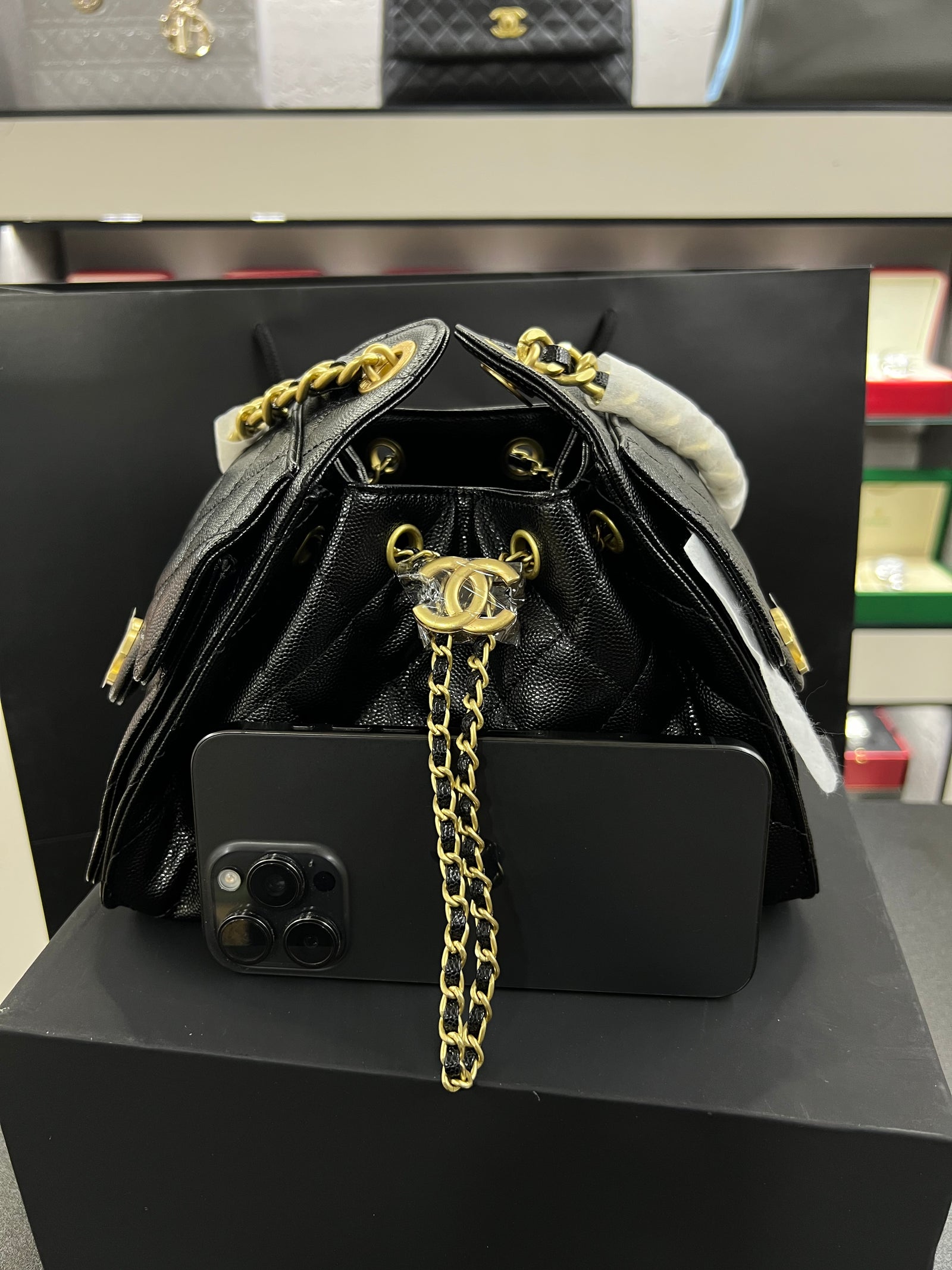حقيبة هوبو 25 باكت – أسود كافيار
Hobo 25 Bucket Bag – Black Caviar